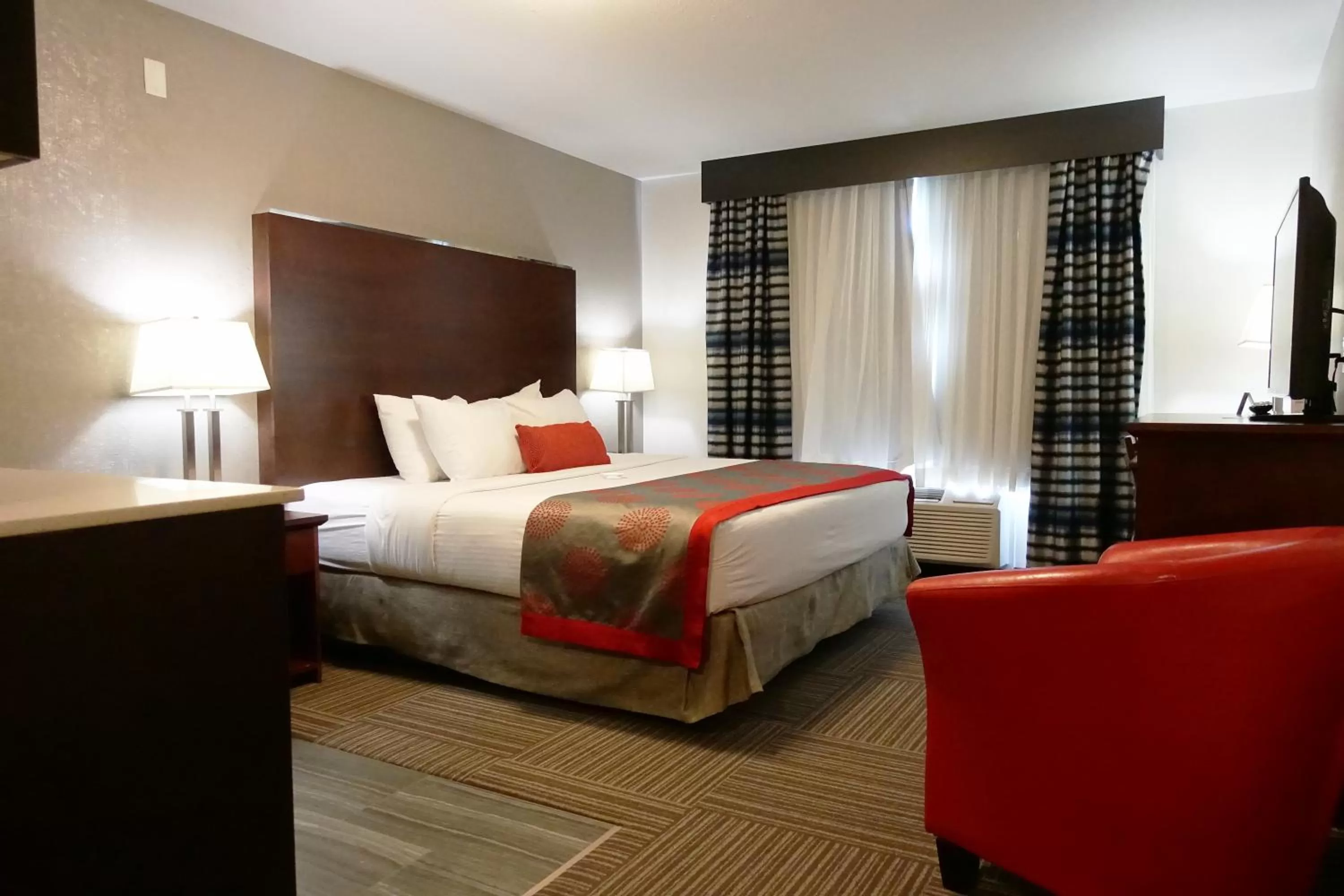 King Room - Mobility Access/Non-Smoking in Ramada by Wyndham Moose Jaw