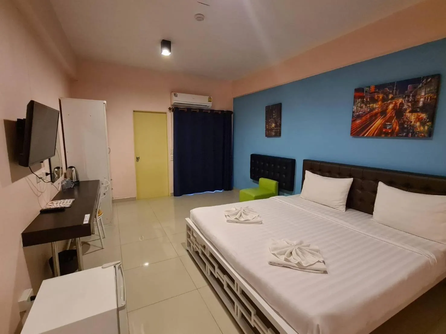 Deluxe King Room in 2Bedtel