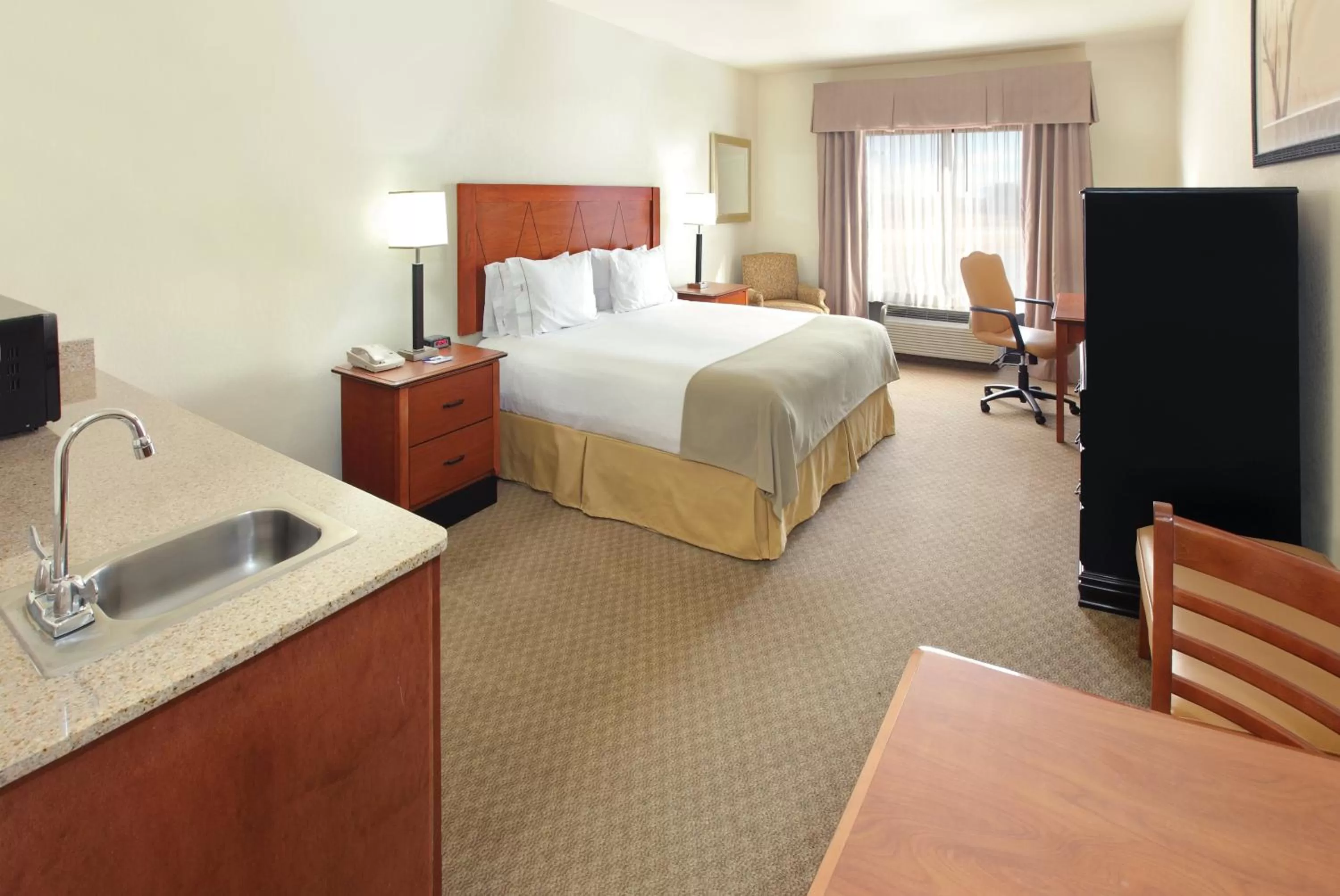 King Suite in Holiday Inn Express & Suites Pine Bluff/Pines Mall by IHG