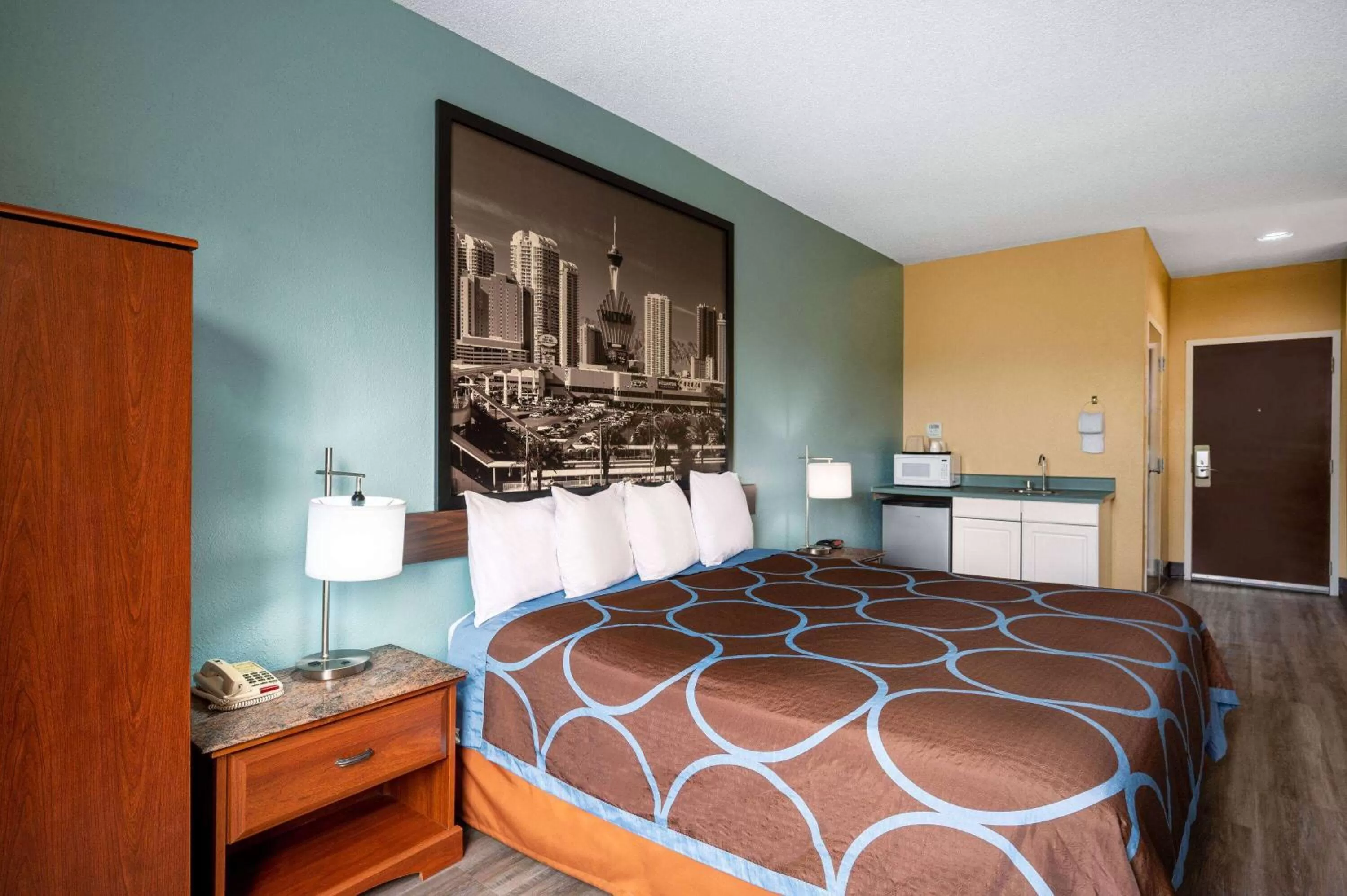 King Studio Suite - Non-Smoking in Super 8 by Wyndham Salisbury