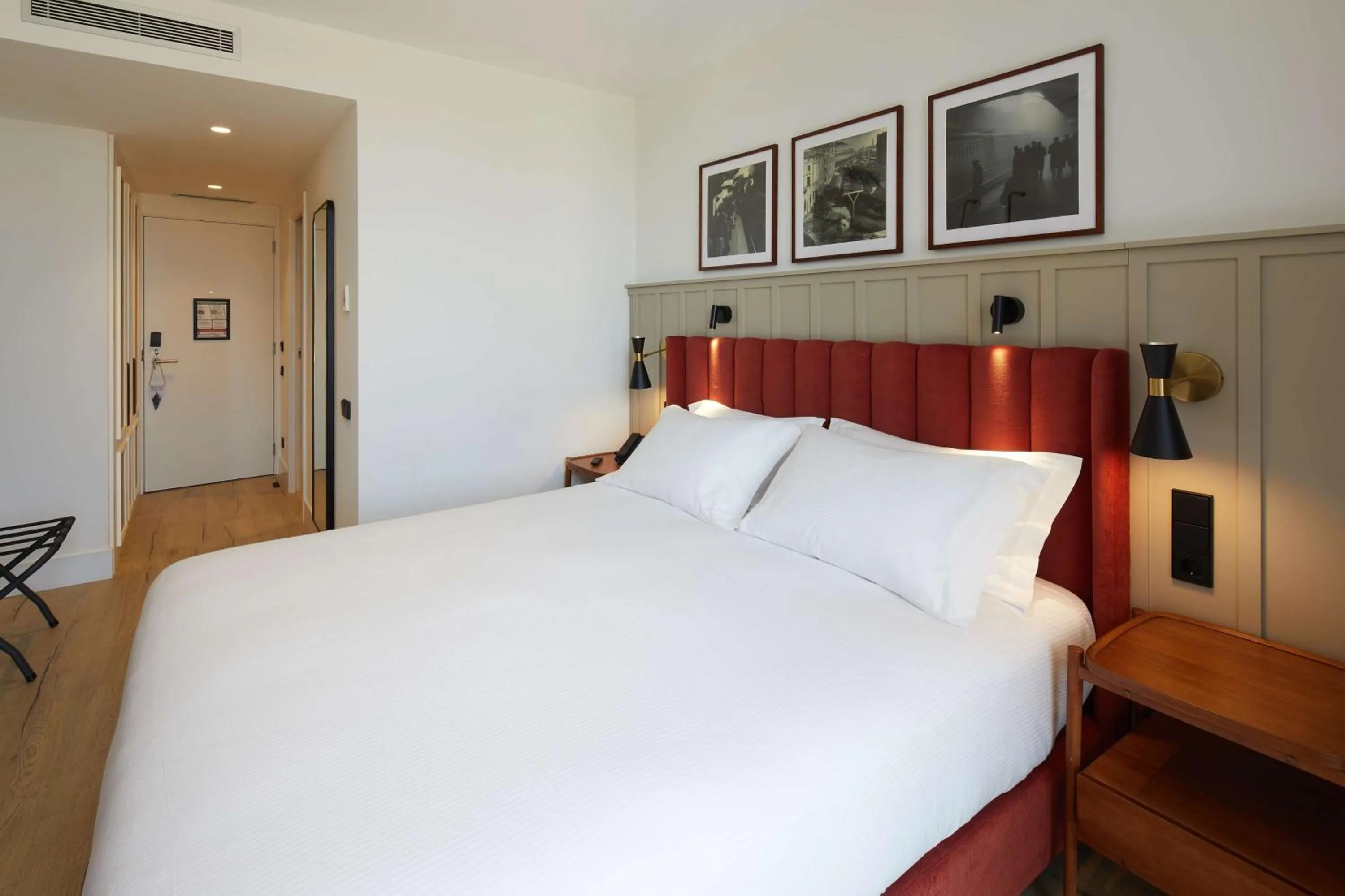Deluxe King Room with Balcony in Via Sants Hotel Barcelona, Tapestry Collection By Hilton