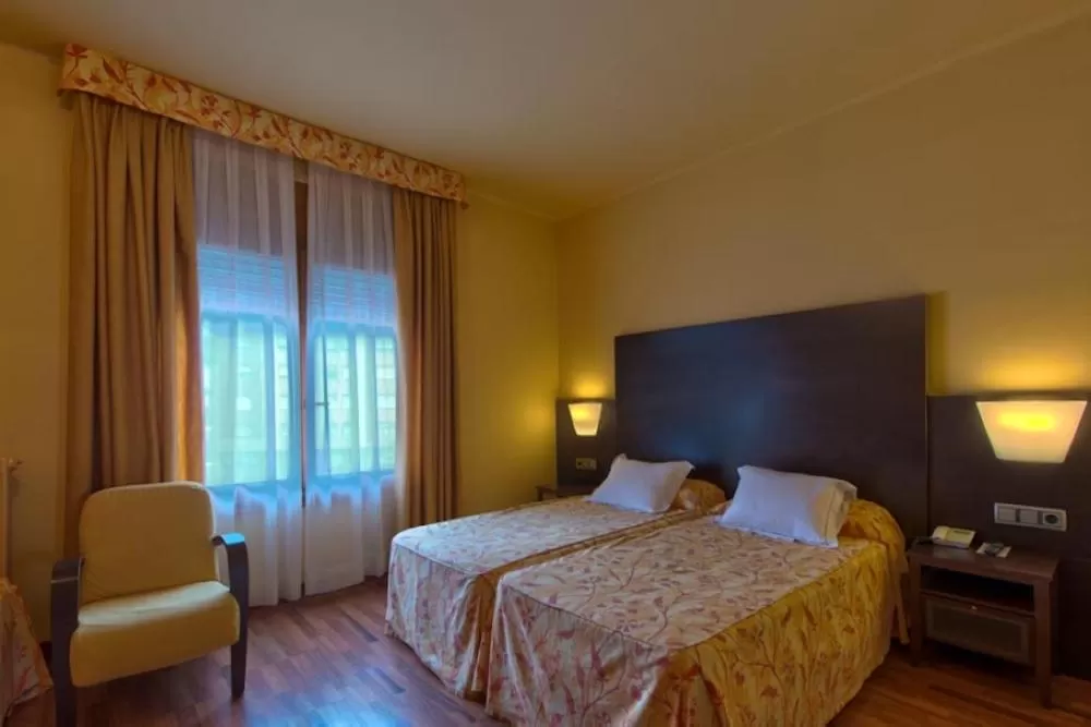 Standard Double or Twin Room with Fan in Hotel Restaurant Pessets & SPA