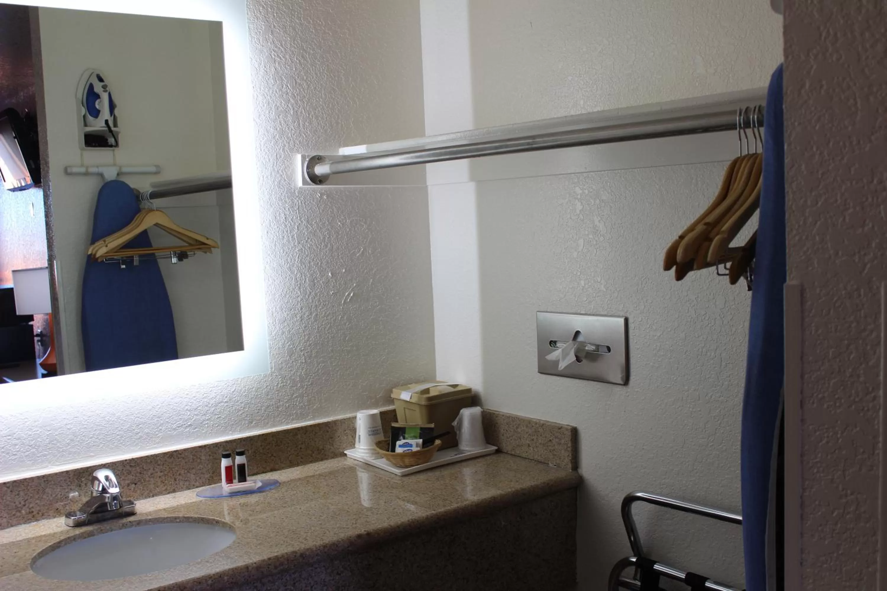 Queen Room with Two Queen Beds - Non-Smoking in Howard Johnson by Wyndham Holbrook