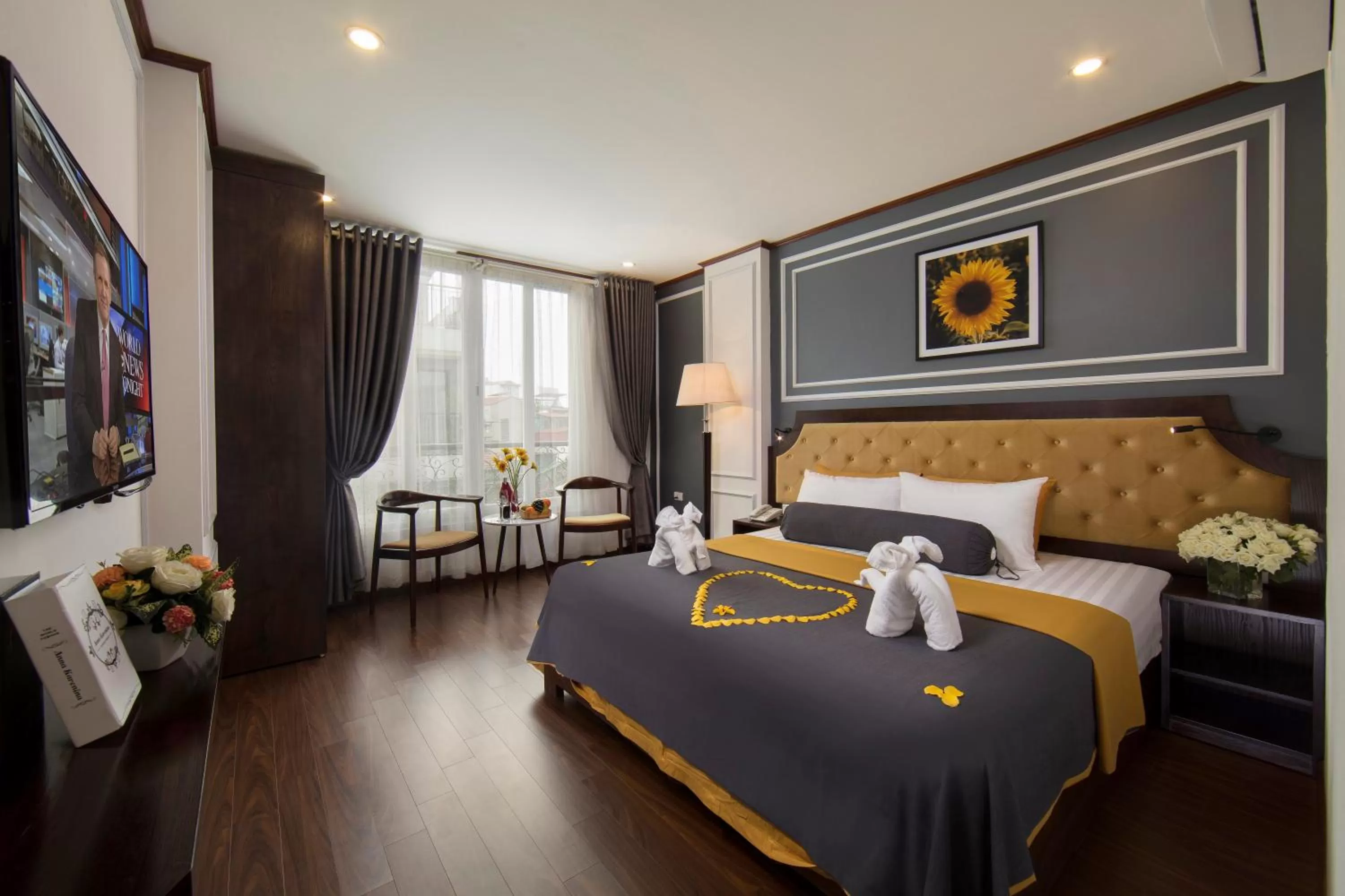 Suite with City View in MayFlower Hotel- Central Old Quarter