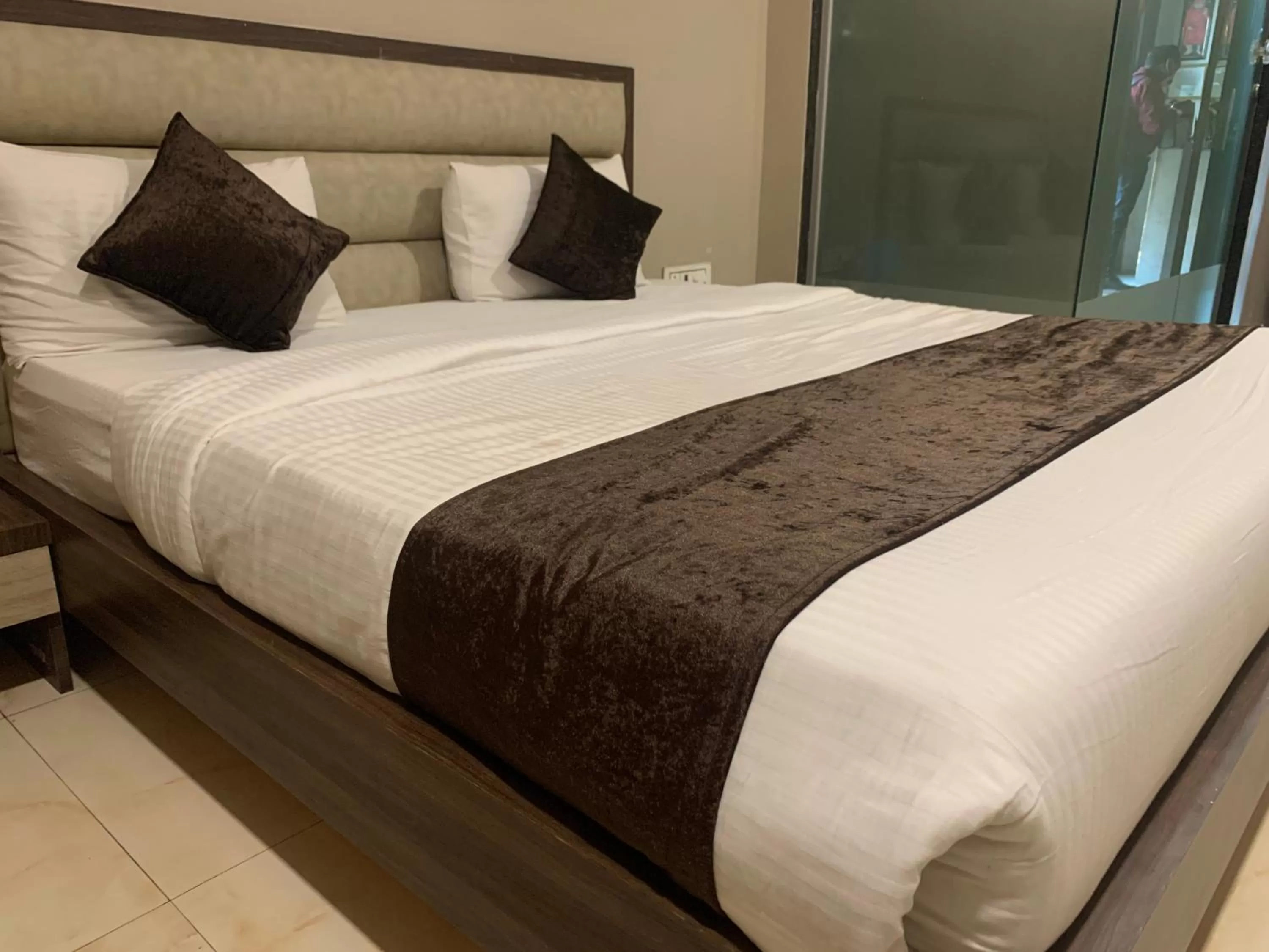 Deluxe Room in Hotel Merakee - Near Dahisar Mira Road Mumbai
