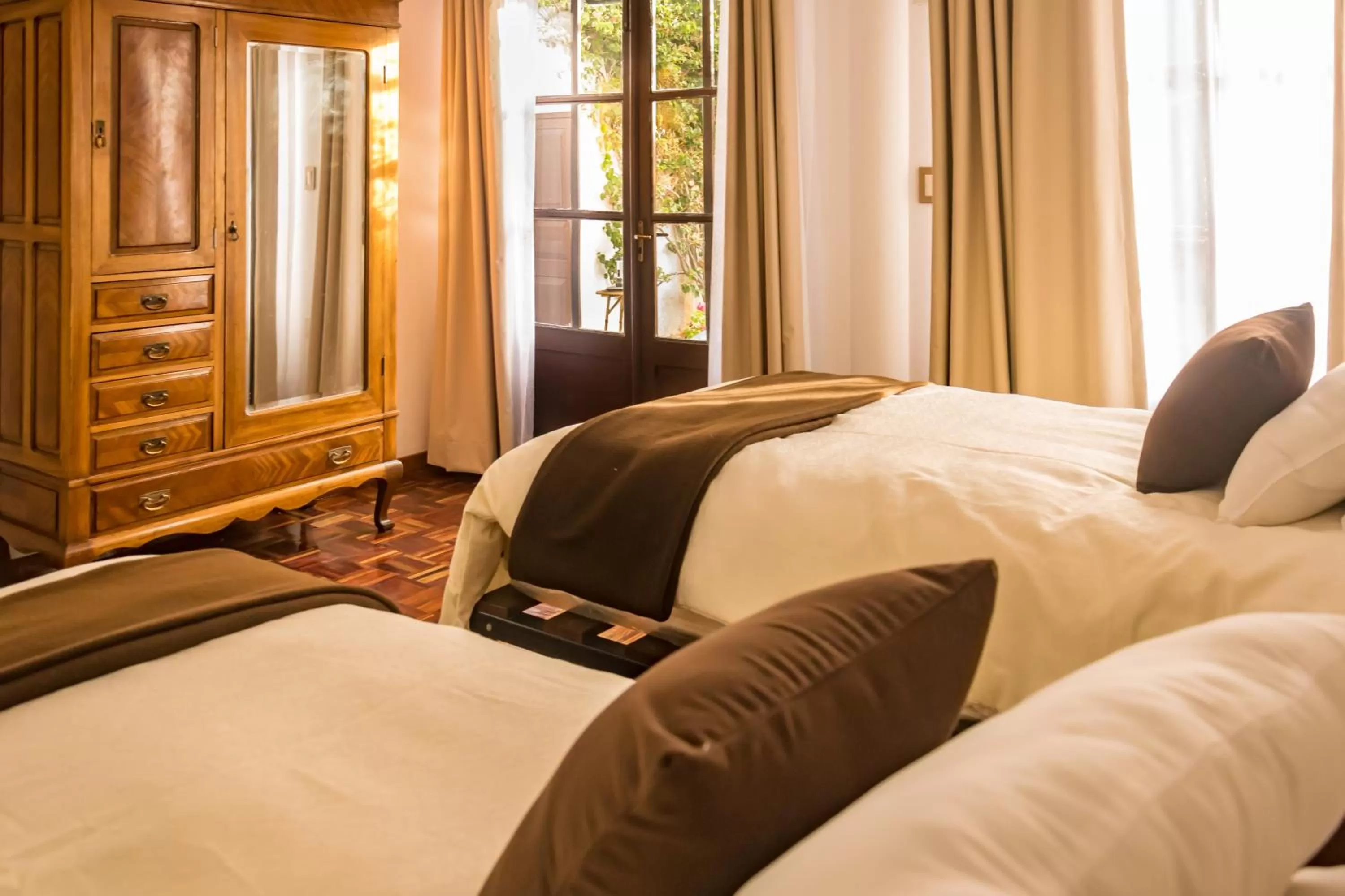 Single Room with Private Bathroom - single occupancy in El Jardin De Su Merced B&B