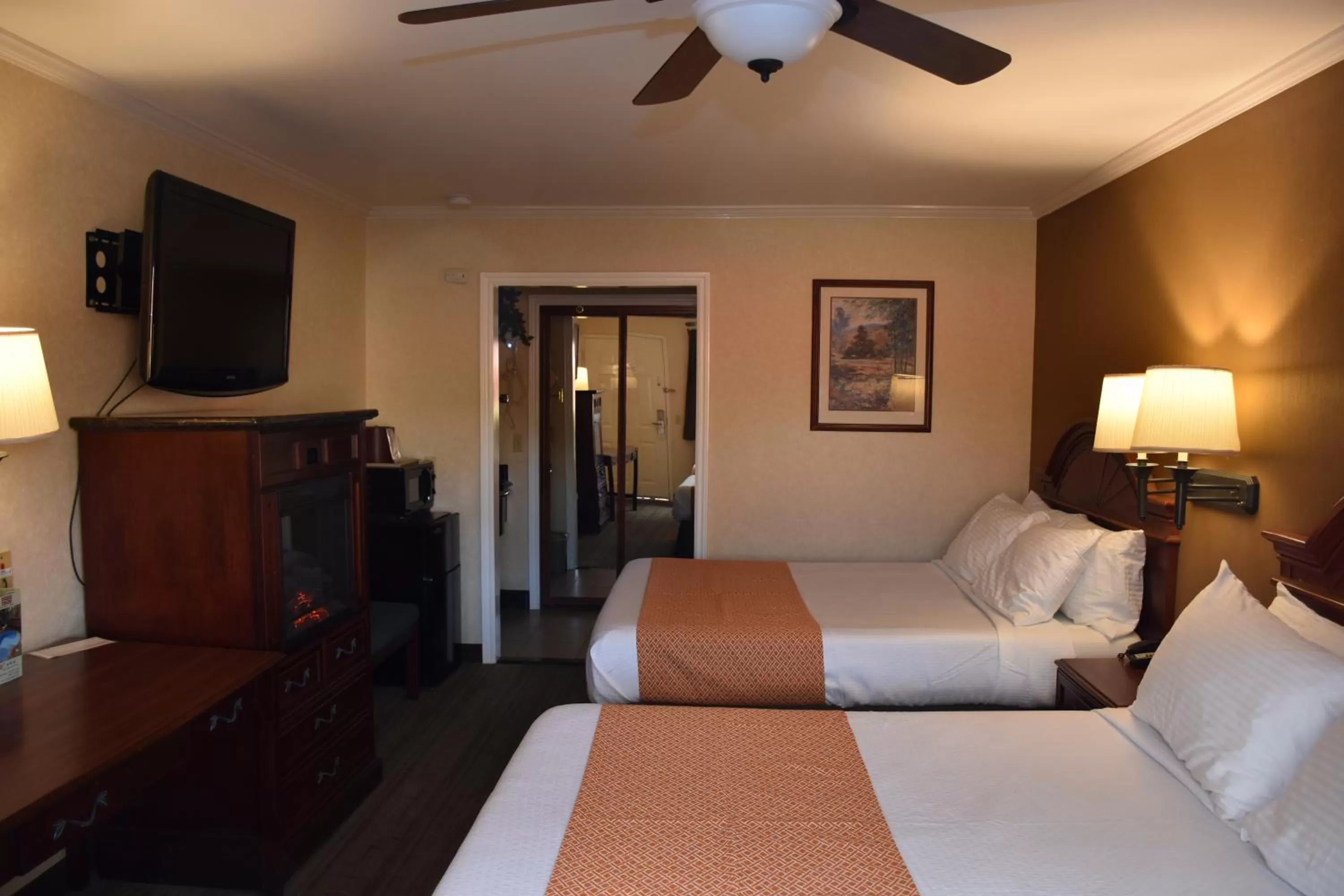 Deluxe Double Queen Room in Dynasty Suites Redlands