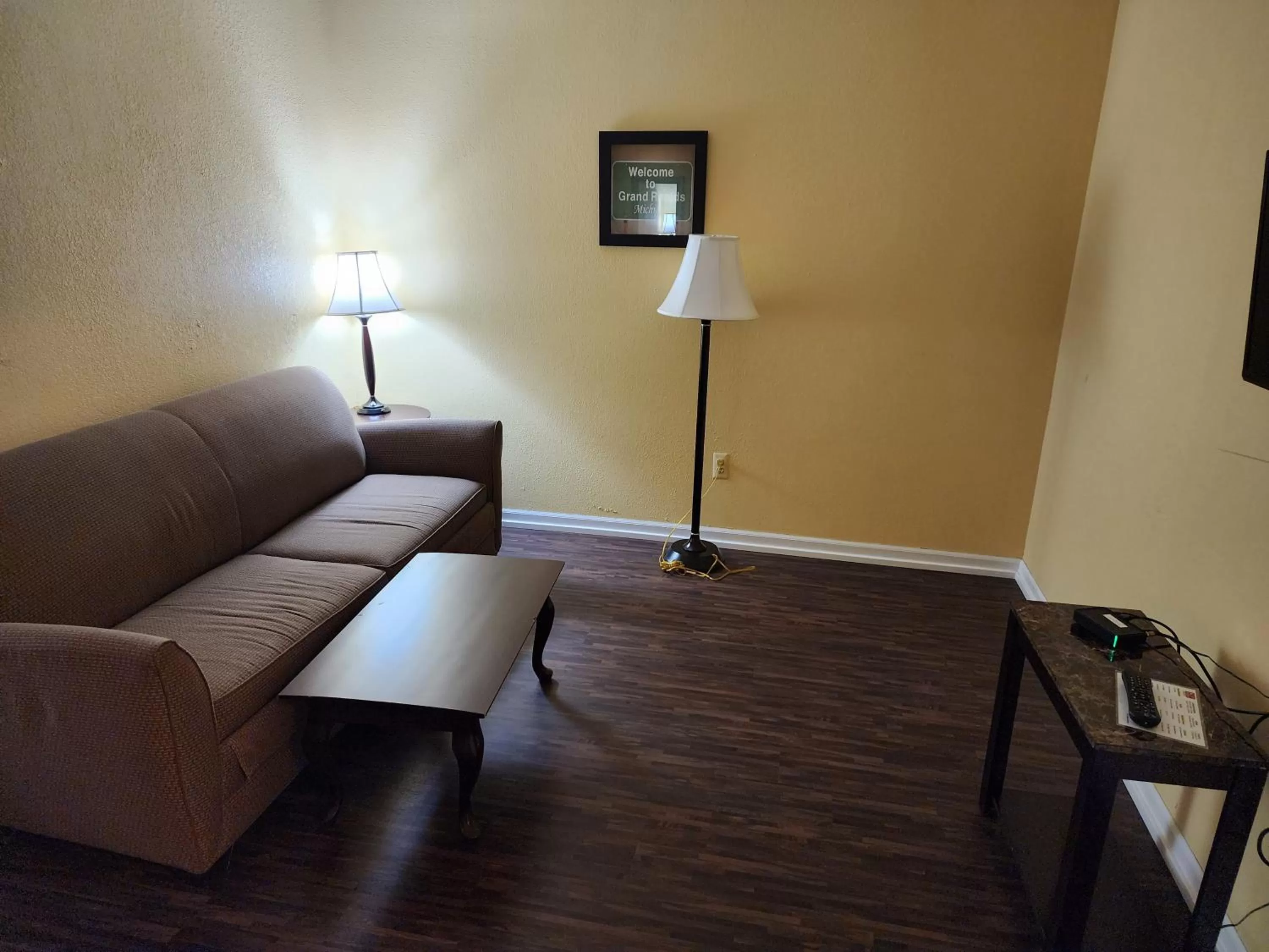 Queen Room - Accessible/Non-Smoking in Econo Lodge Inn & Suites
