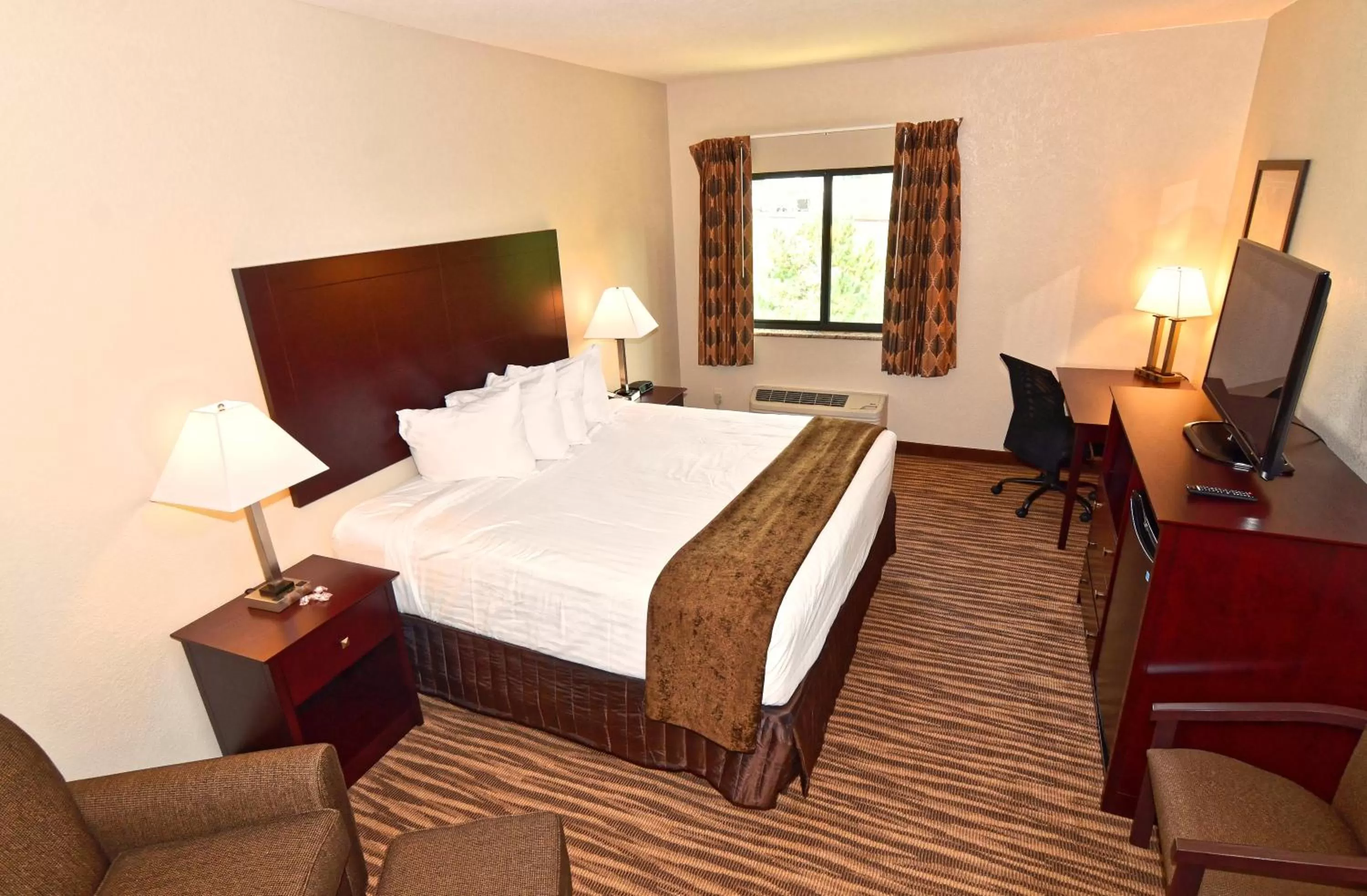 King Room in Cobblestone Inn & Suites - Clarion
