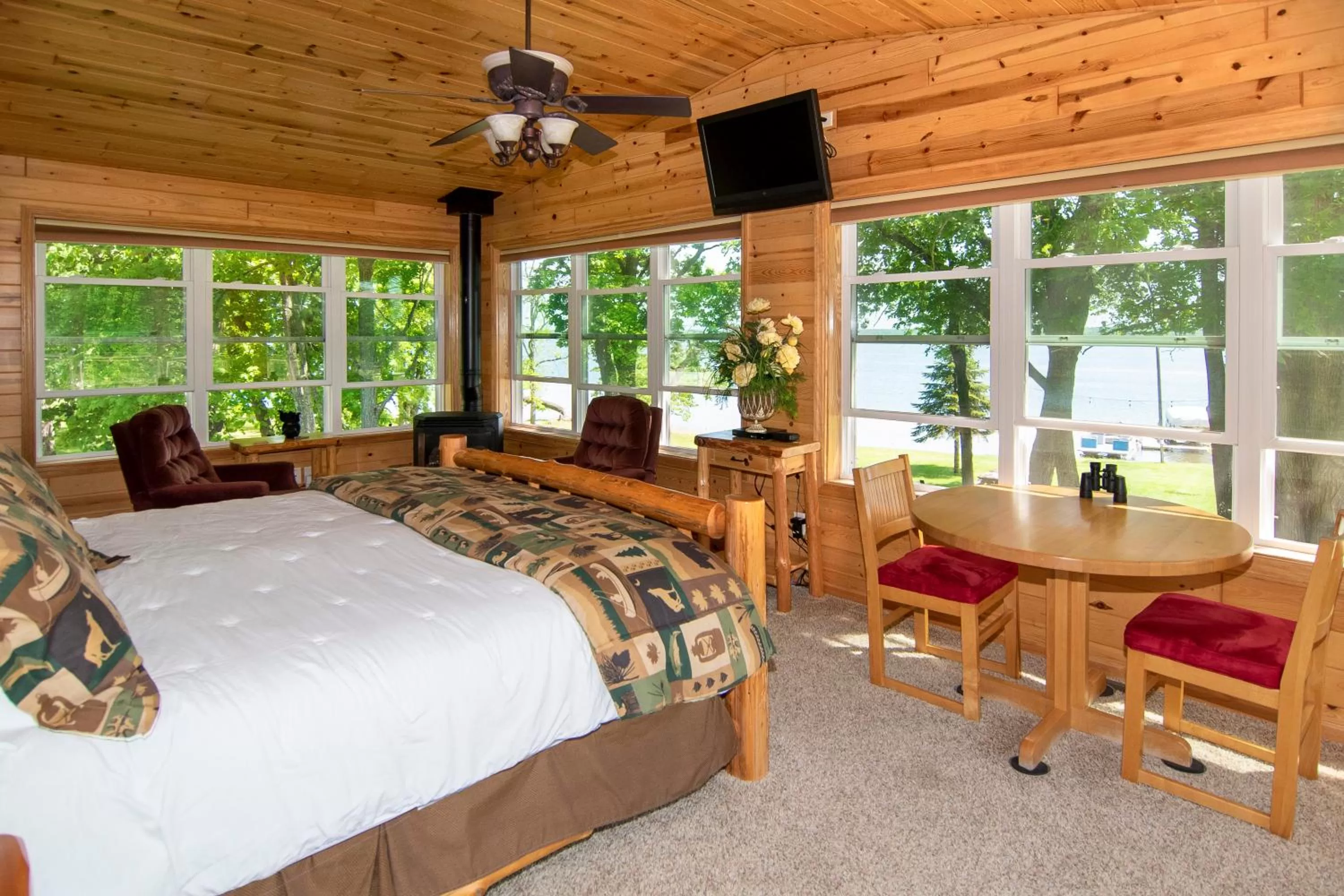 Deluxe King Room in Leech Lake Resort Bed & Breakfast