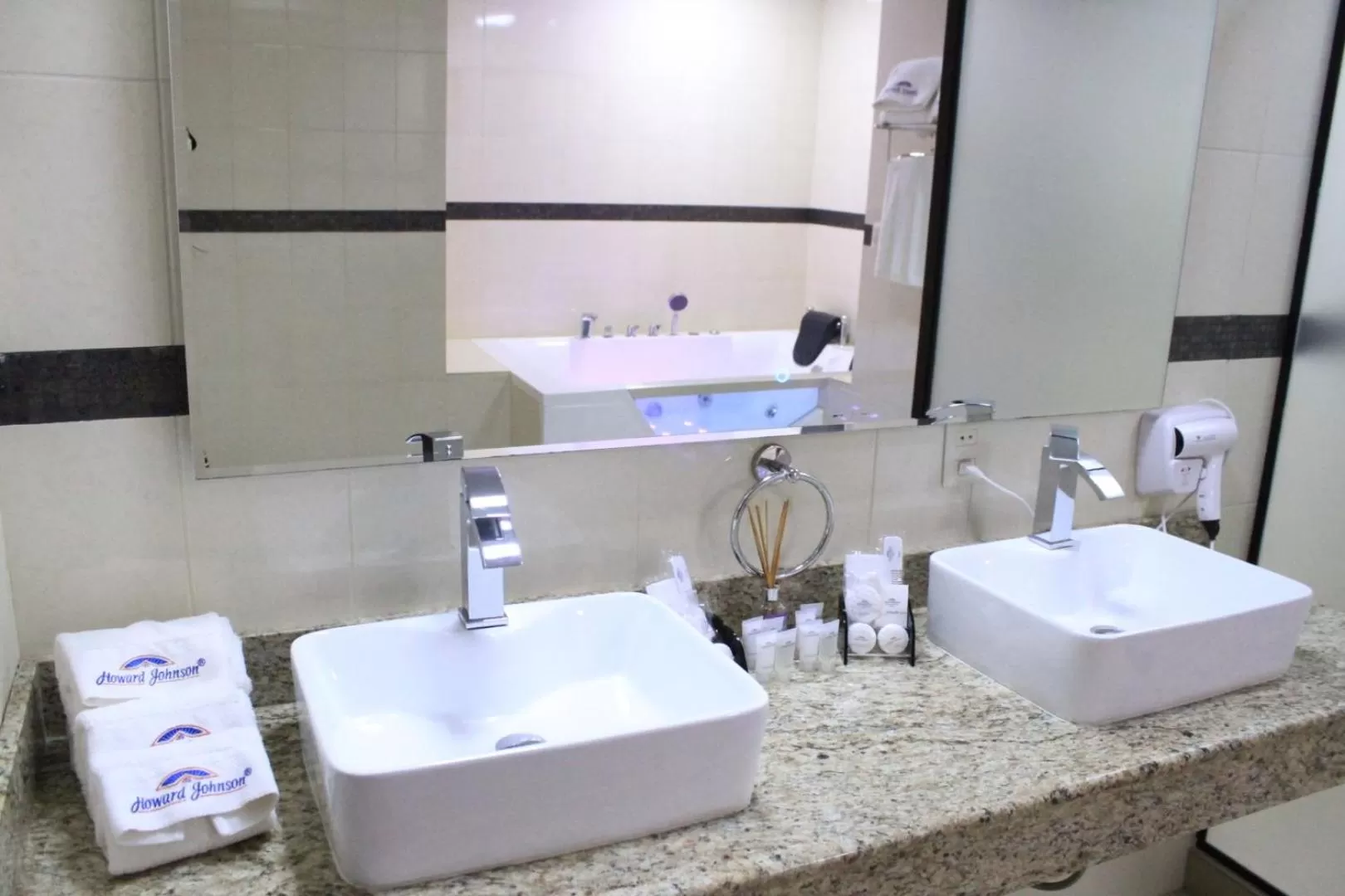 Deluxe Suite with Spa Bath in Howard Johnson Ciudad del Este