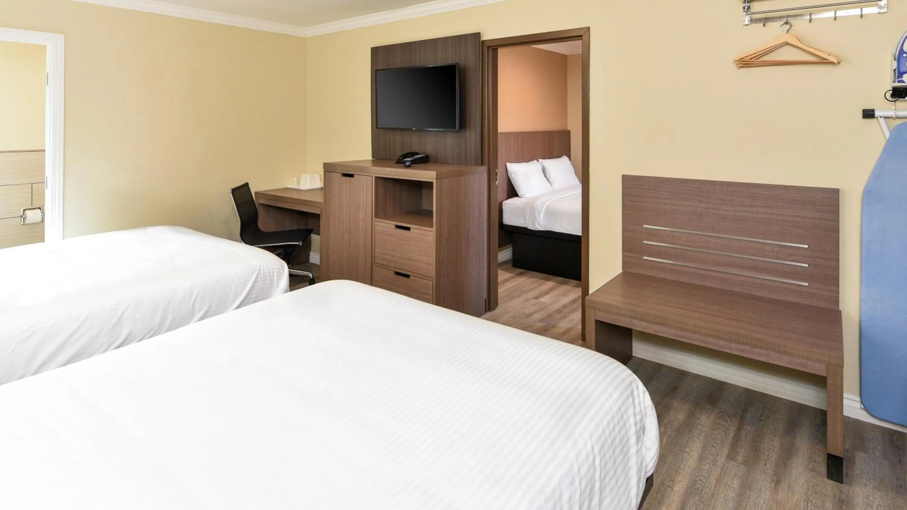 Two-Bedroom Suite in Sea Rock Inn - Long Beach