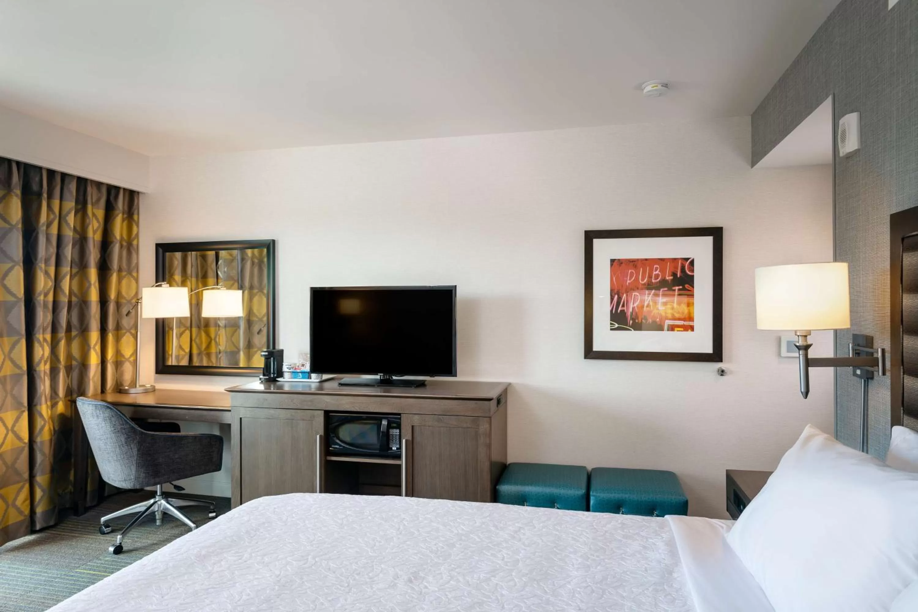 King Room with Balcony - Non-Smoking in Hampton Inn & Suites by Hilton Seattle/Northgate