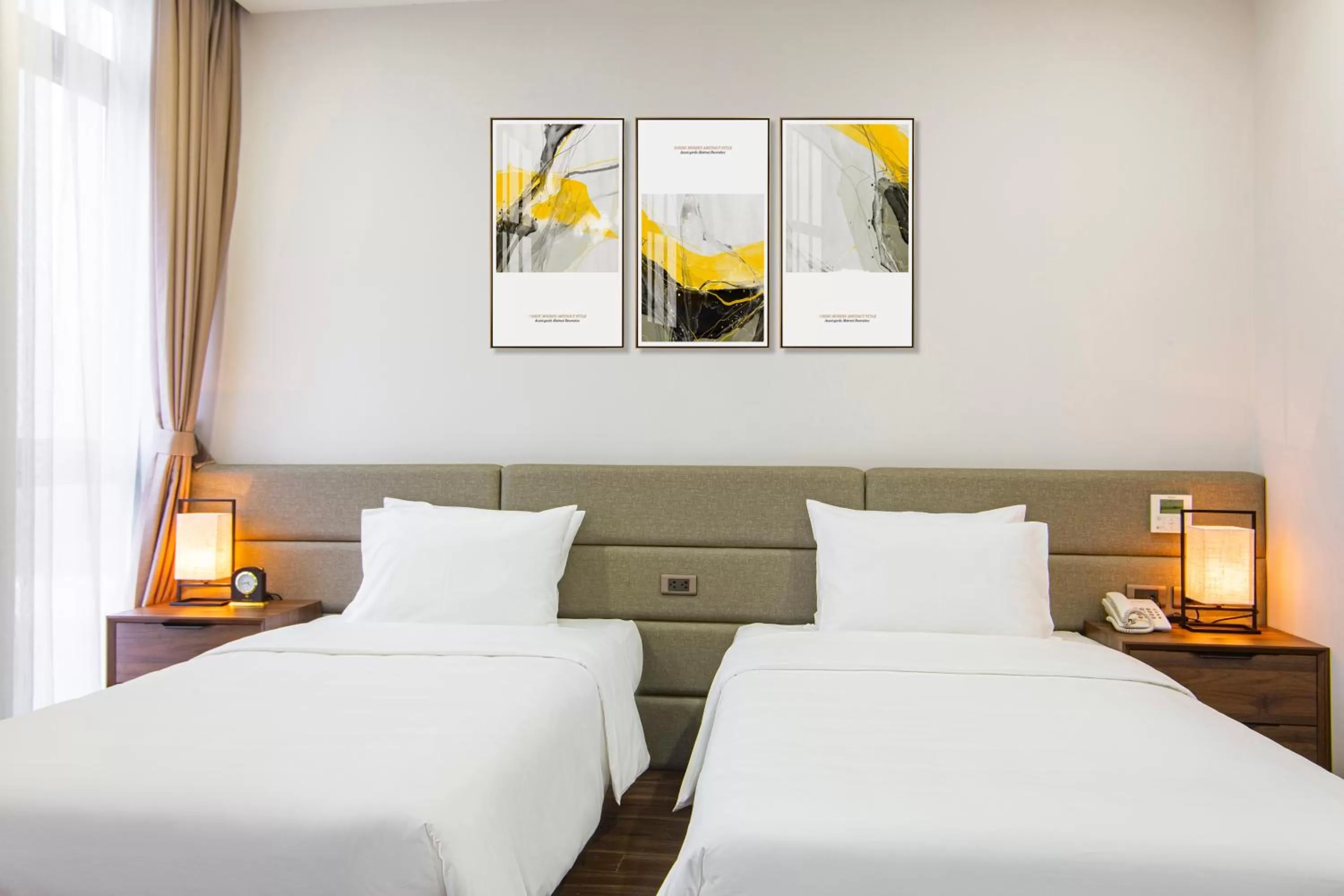 Deluxe Twin Room in Western Skyline Hotel