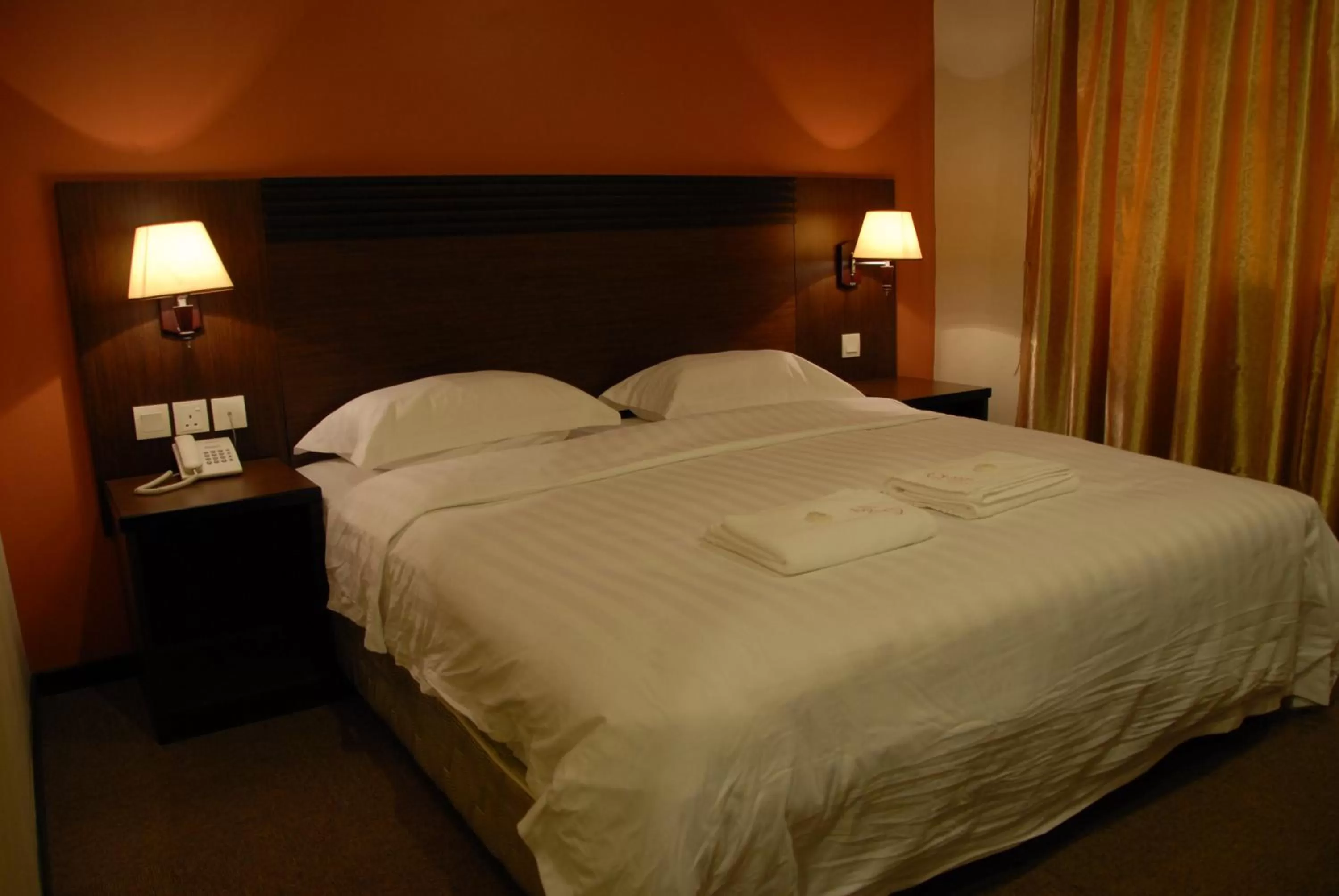 Deluxe King Room in Queen Hotel