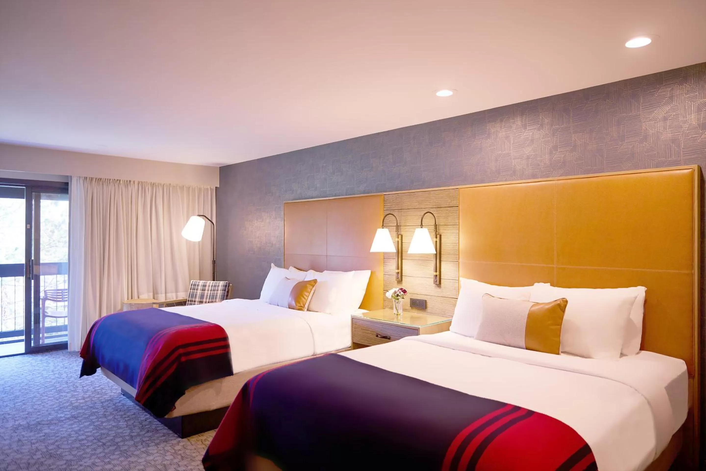 Riverview 2 Queen Beds with Fireplace in Riverhouse Lodge