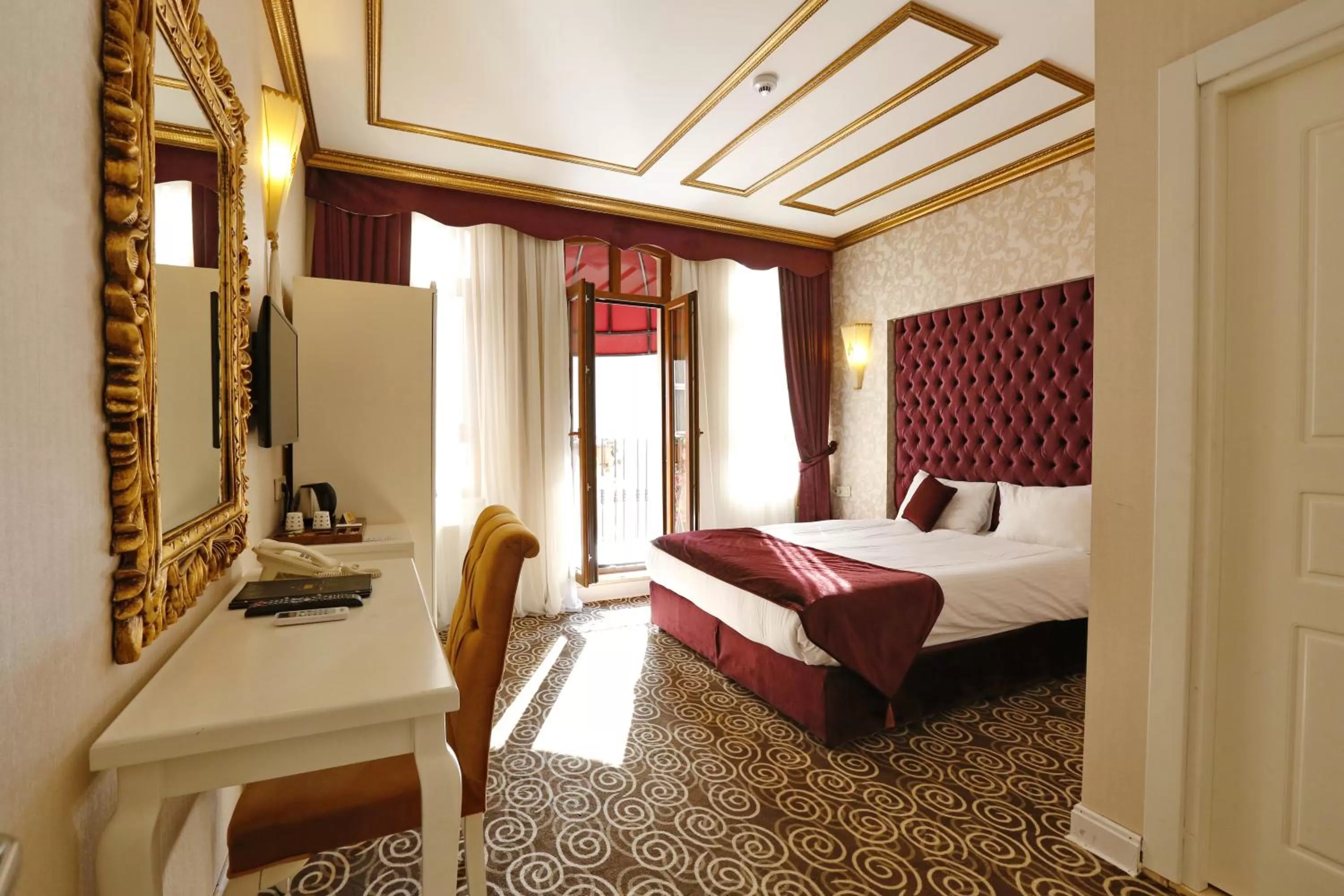 Suite with Balcony in Diamond Royal Hotel