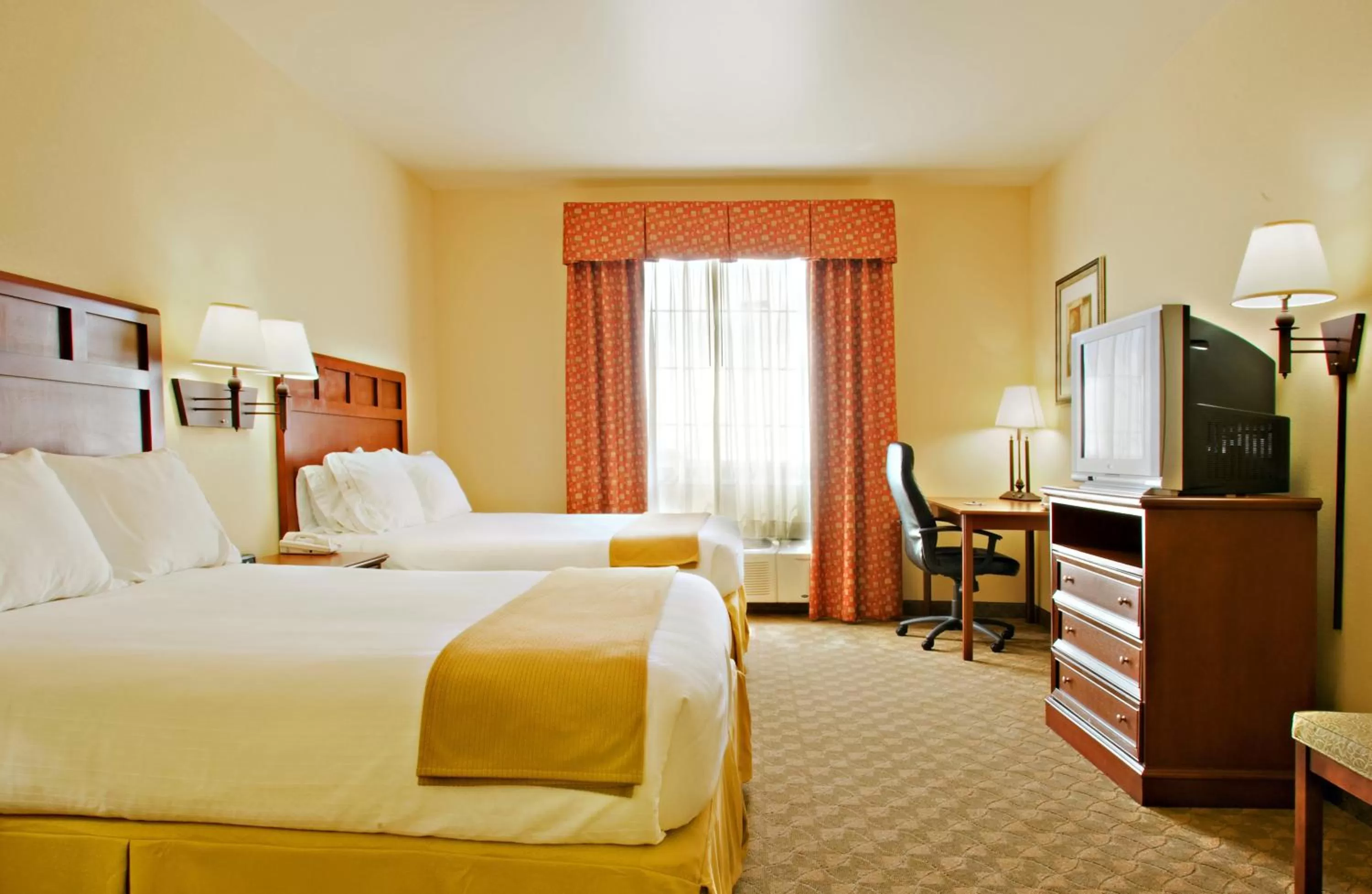 Standard Queen Room with Two Queen Beds in Holiday Inn Express Hotel & Suites Levelland by IHG