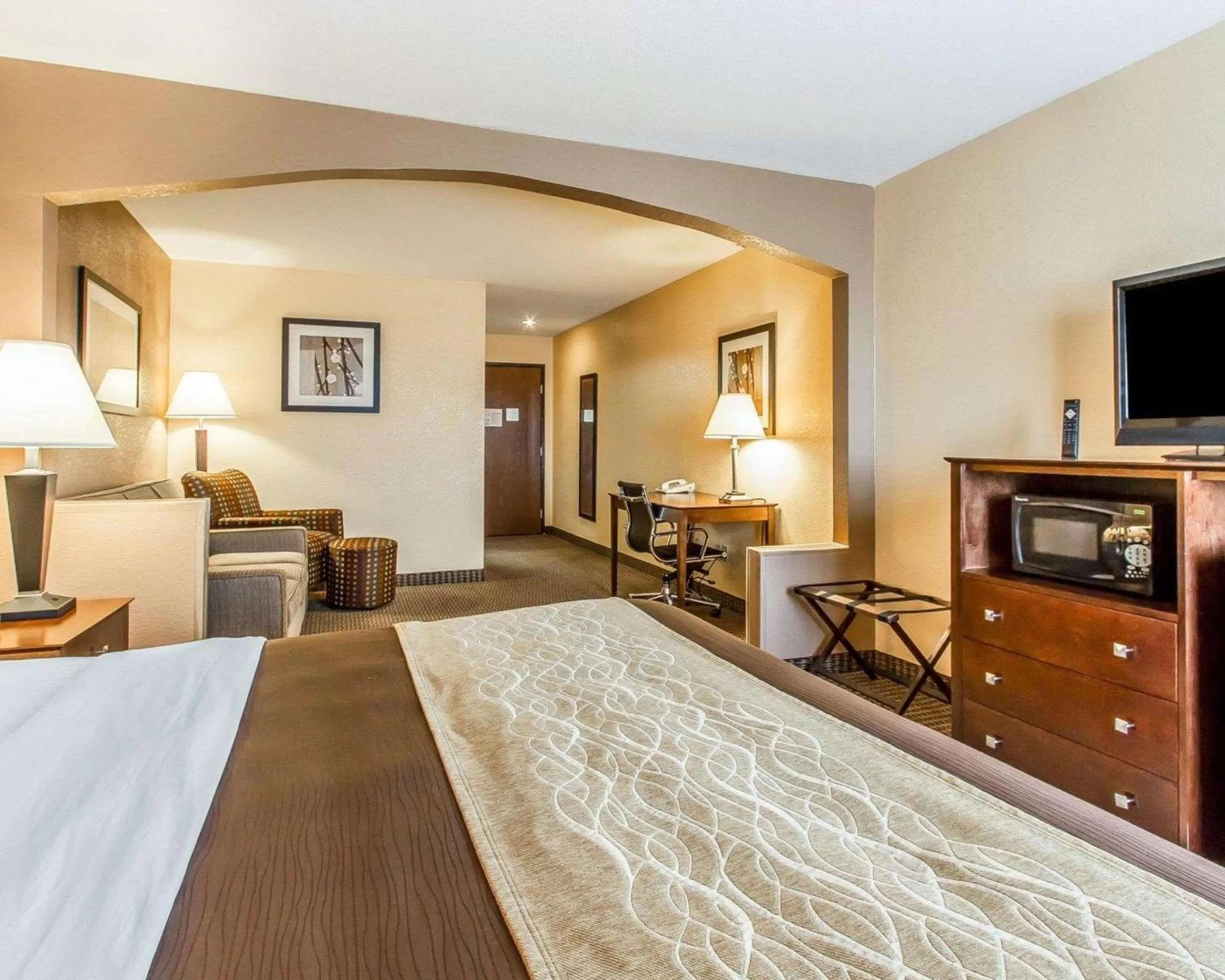 Photo of the whole room, Bed in Quality Inn & Suites Mount Pleasant