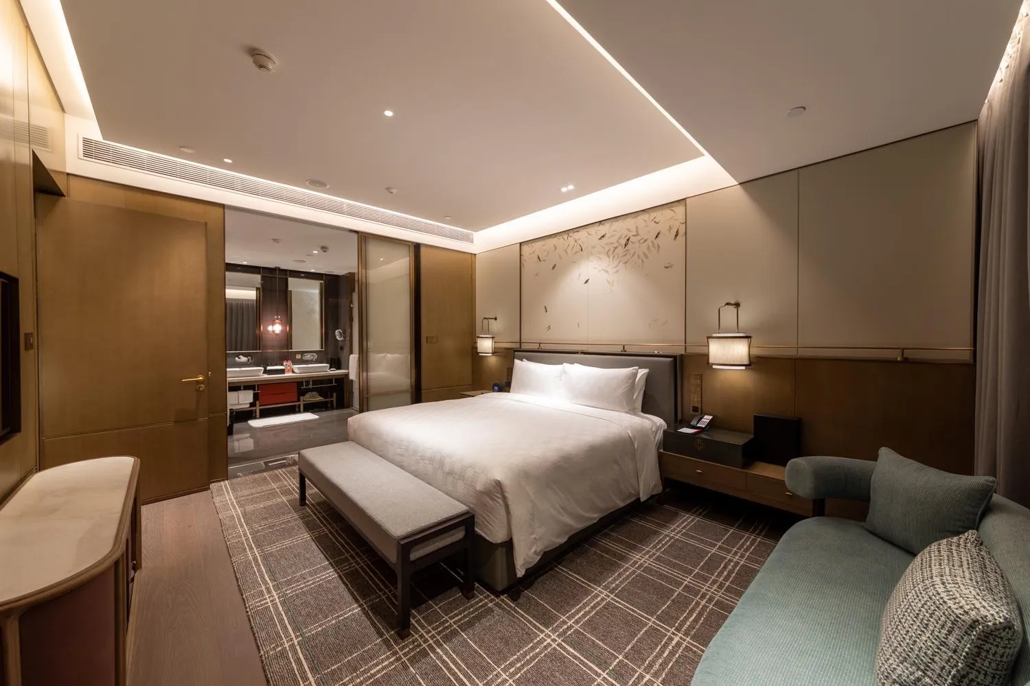 One-Bedroom Suite with Lounge Access and Walk-in Shower in HUALUXE Xi'an Chanba by IHG