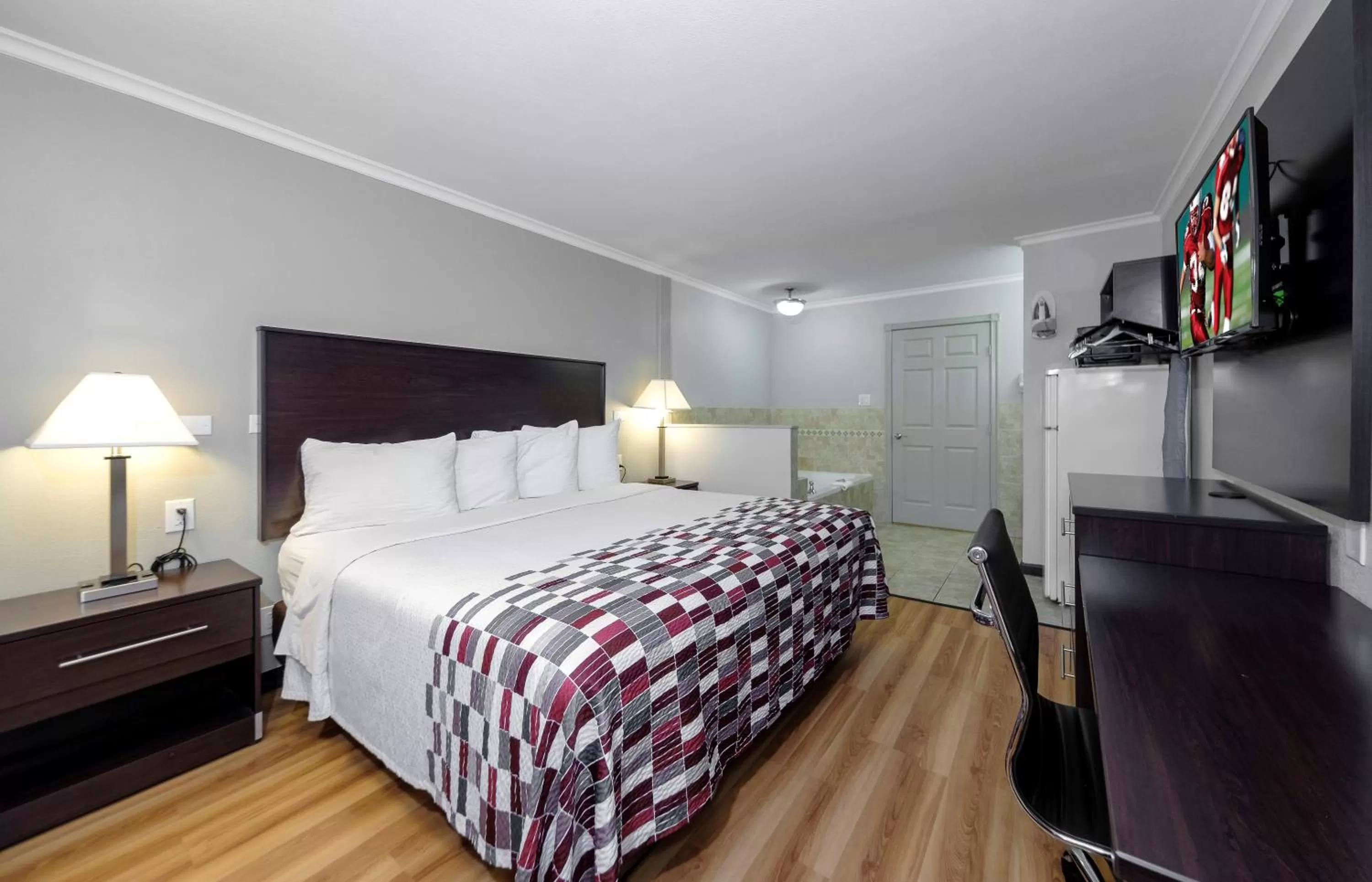 Suite King with Spa Bath Smoking in Red Roof Inn Arlington - Entertainment District