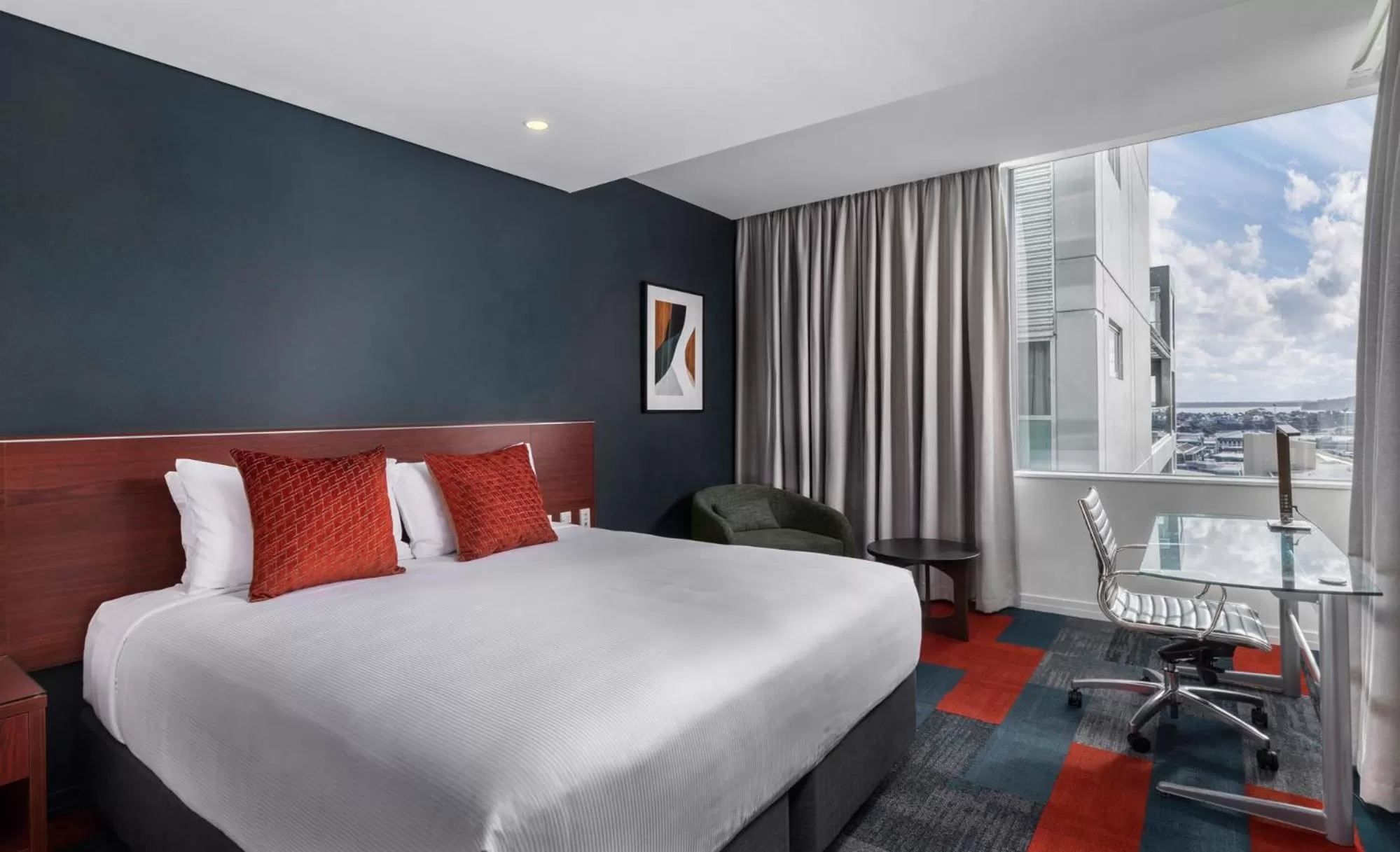 Premium King Room with Harbor View in Rydges Auckland