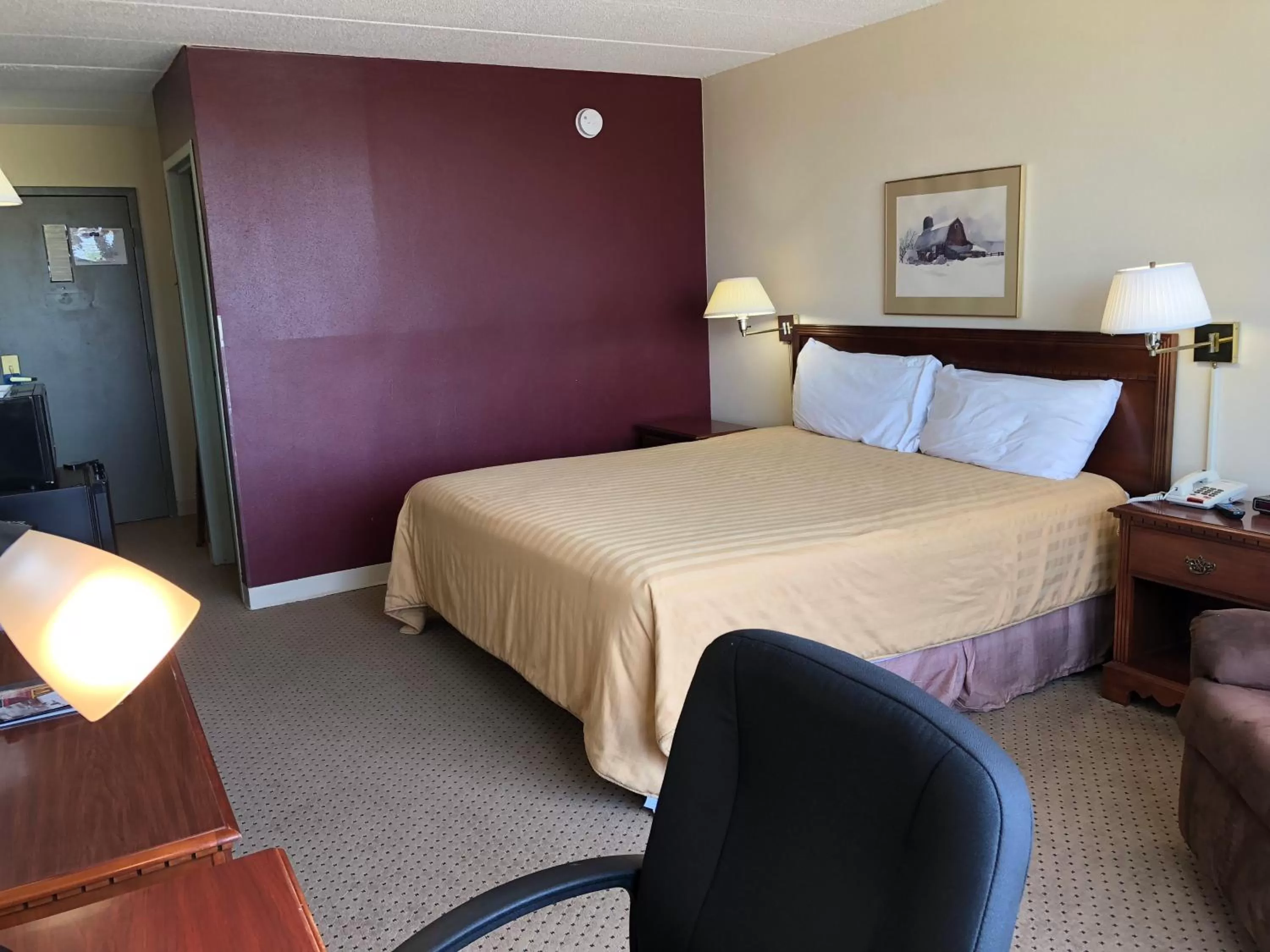 Superior Queen Room in Norwood Inn & Suites Worthington