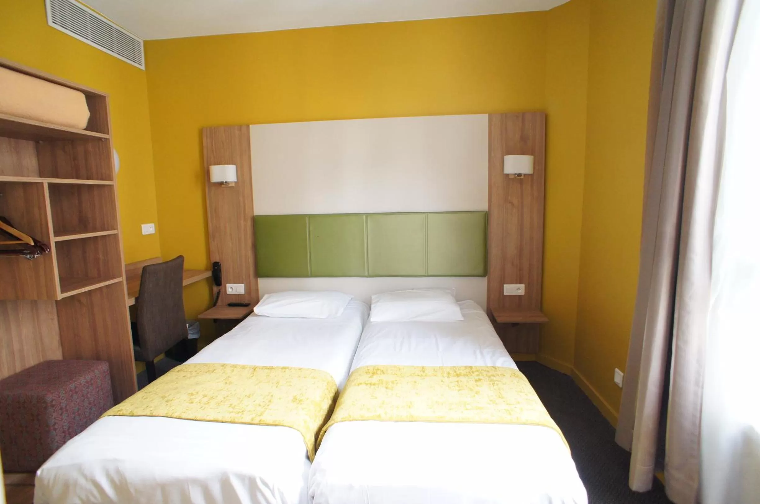 Twin Room in Hôtel De France