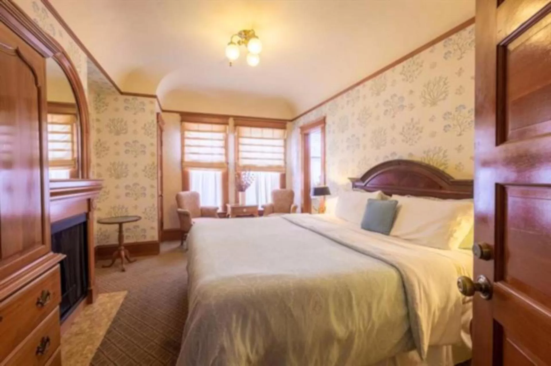 King Suite in Pacific Grove Inn