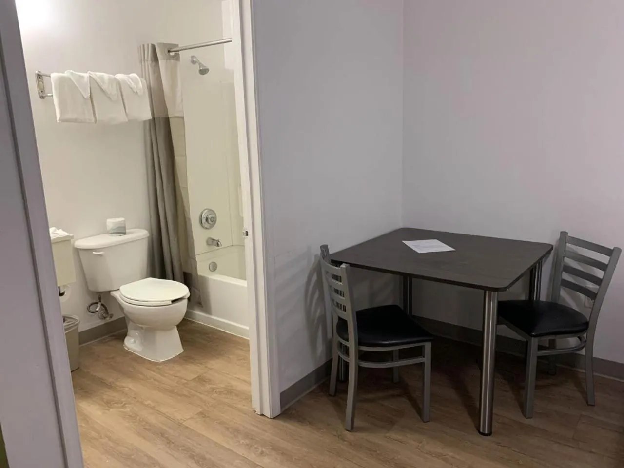 Deluxe Queen Room - Smoking in Studio 6-Hampton, VA - Langley AFB Area