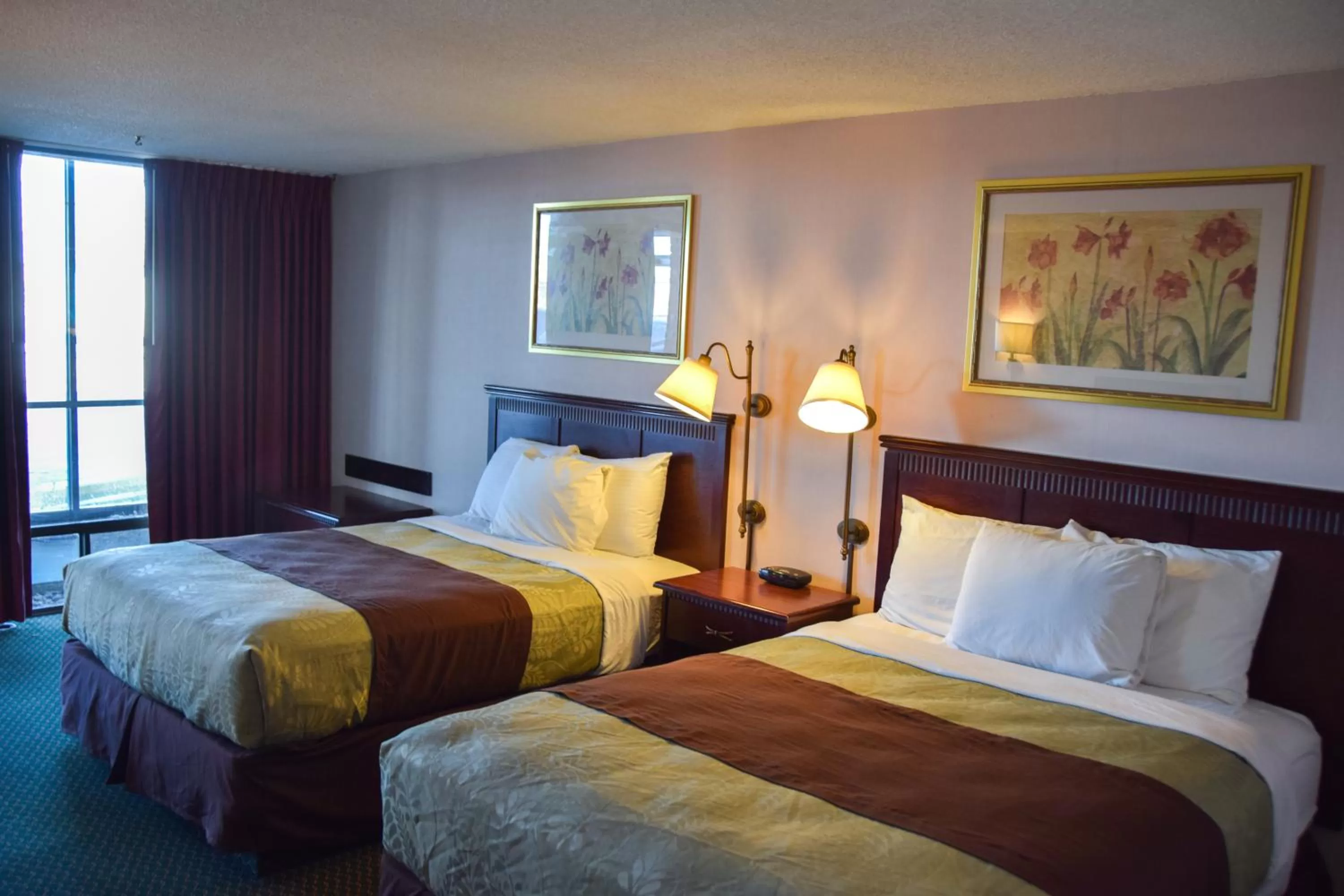 Queen Room with Two Queen Beds - Smoking in National 9 Inn Gillette