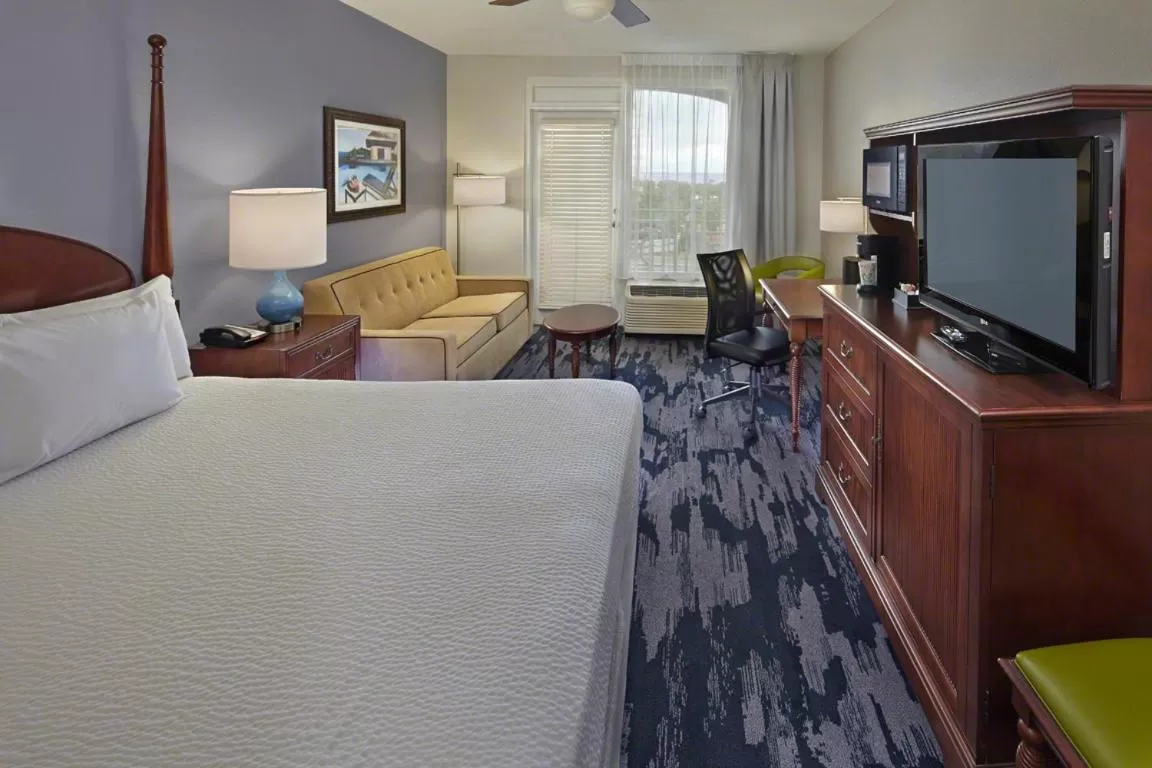 King Room with Balcony in SummerPlace Inn