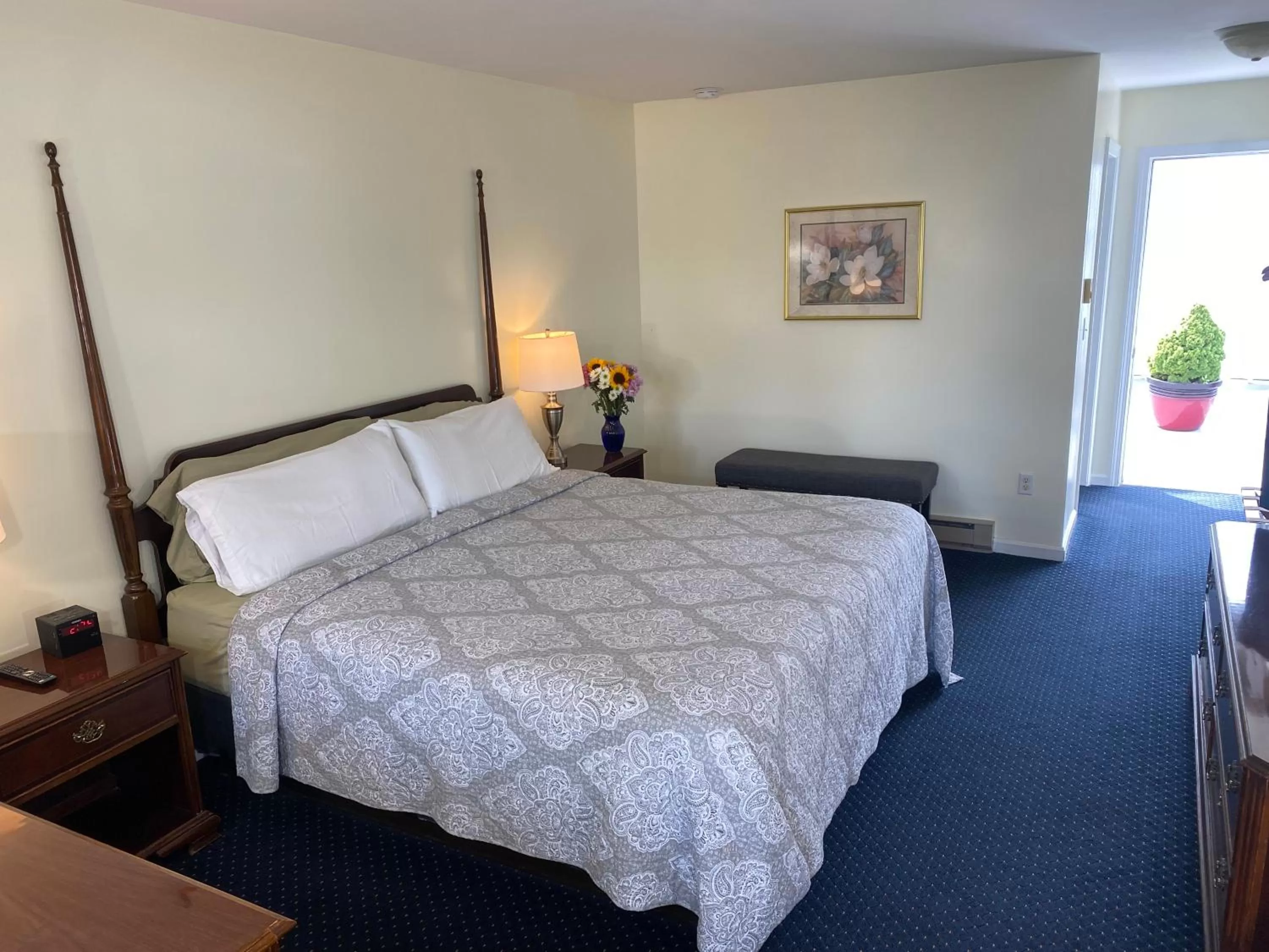 King Room in Taber Inn