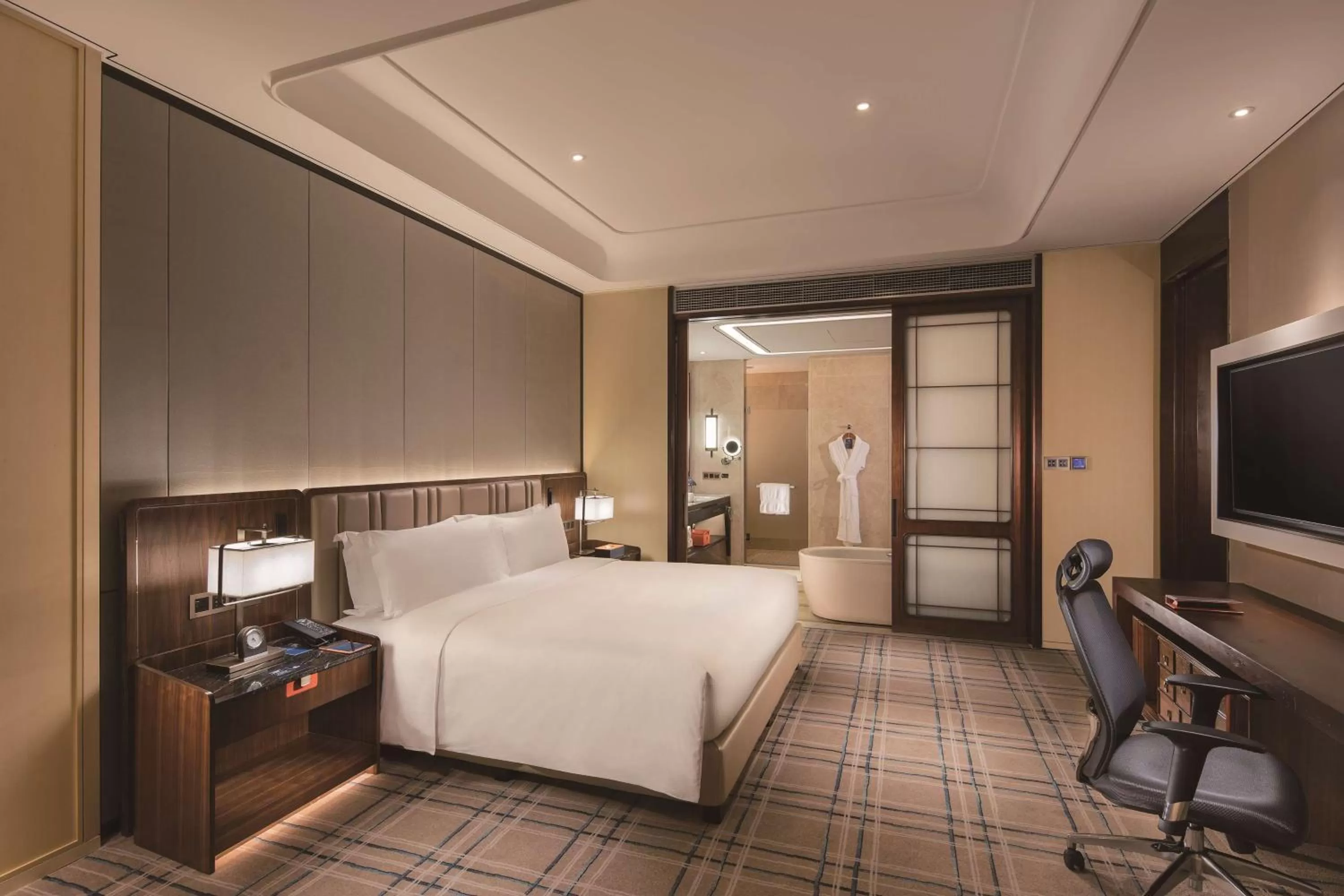 One-Bedroom Deluxe King Suite in Hilton Fuzhou