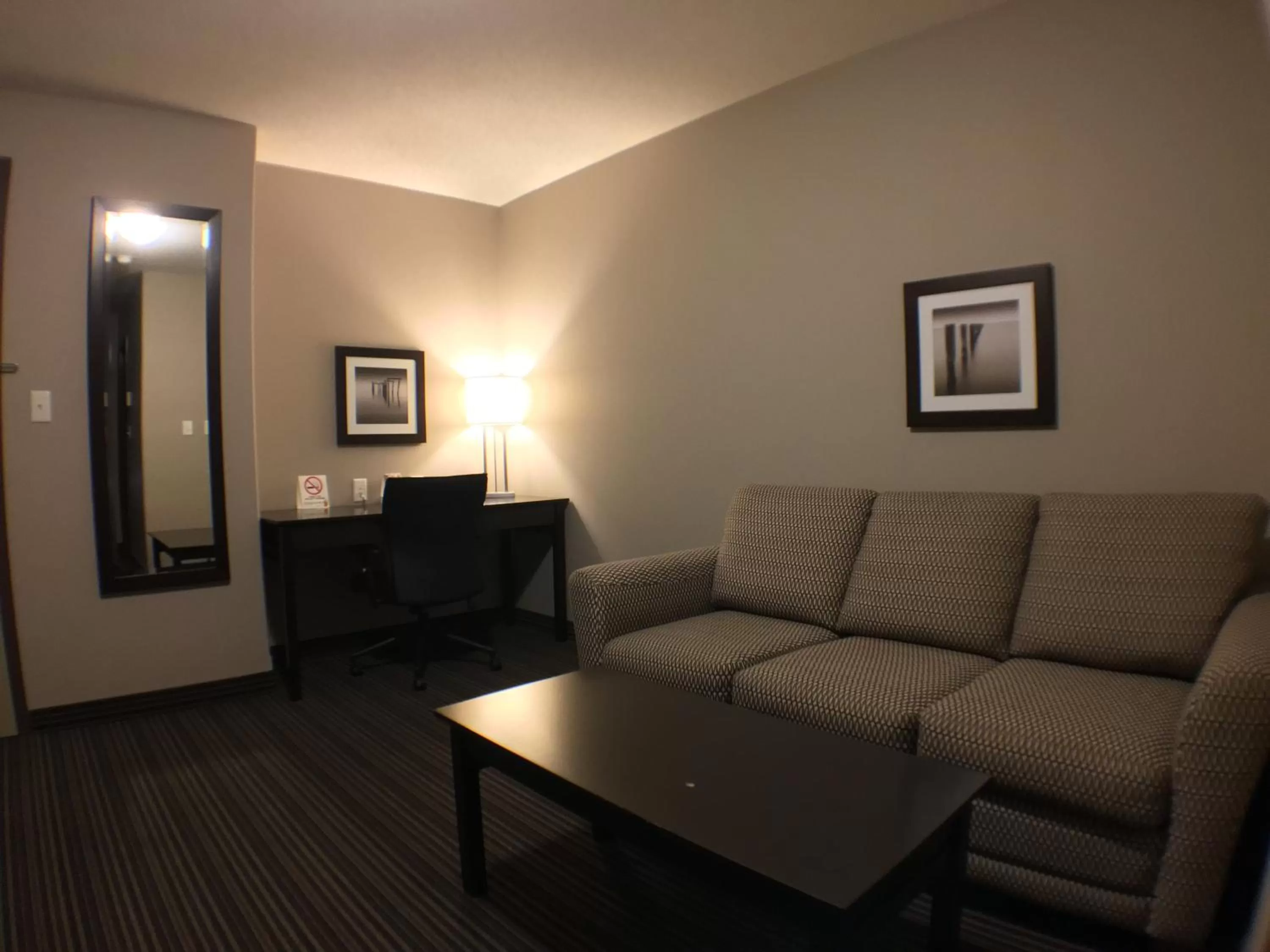 Deluxe Queen Suite - Non-Smoking in Super 8 by Wyndham Kapuskasing