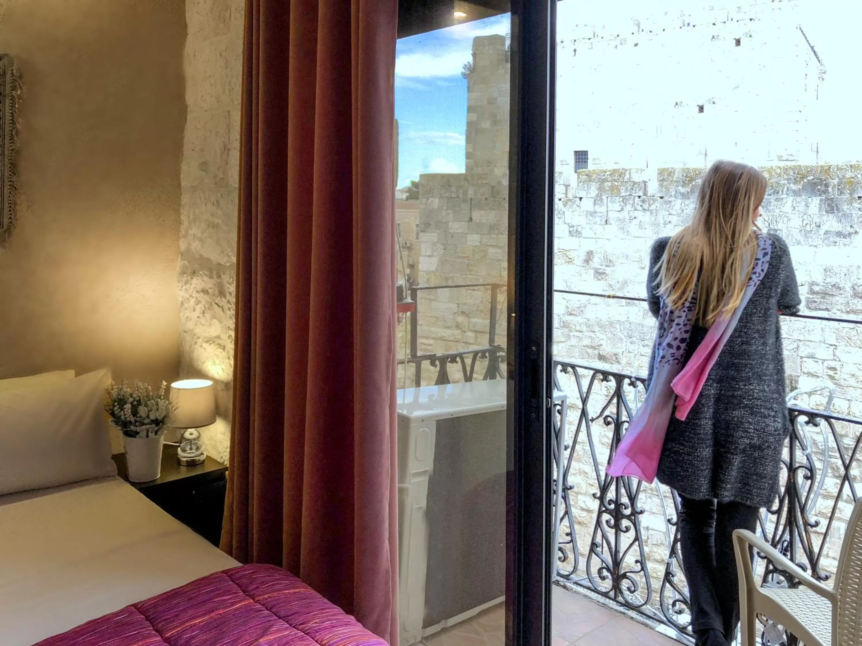 Balcony/Terrace, Bed in New Imperial Hotel
