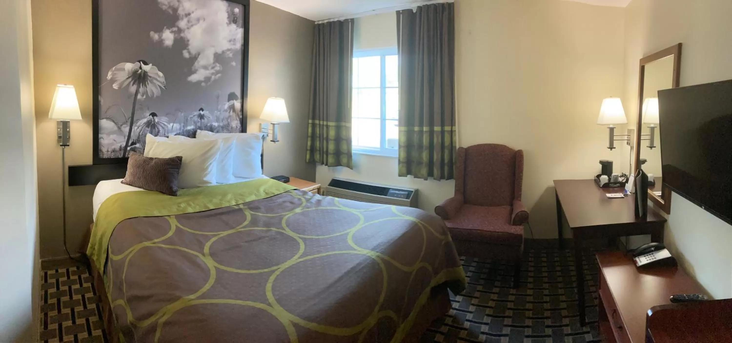 Queen Room - Mobility Access/Non-Smoking in Super 8 by Wyndham Chisago City