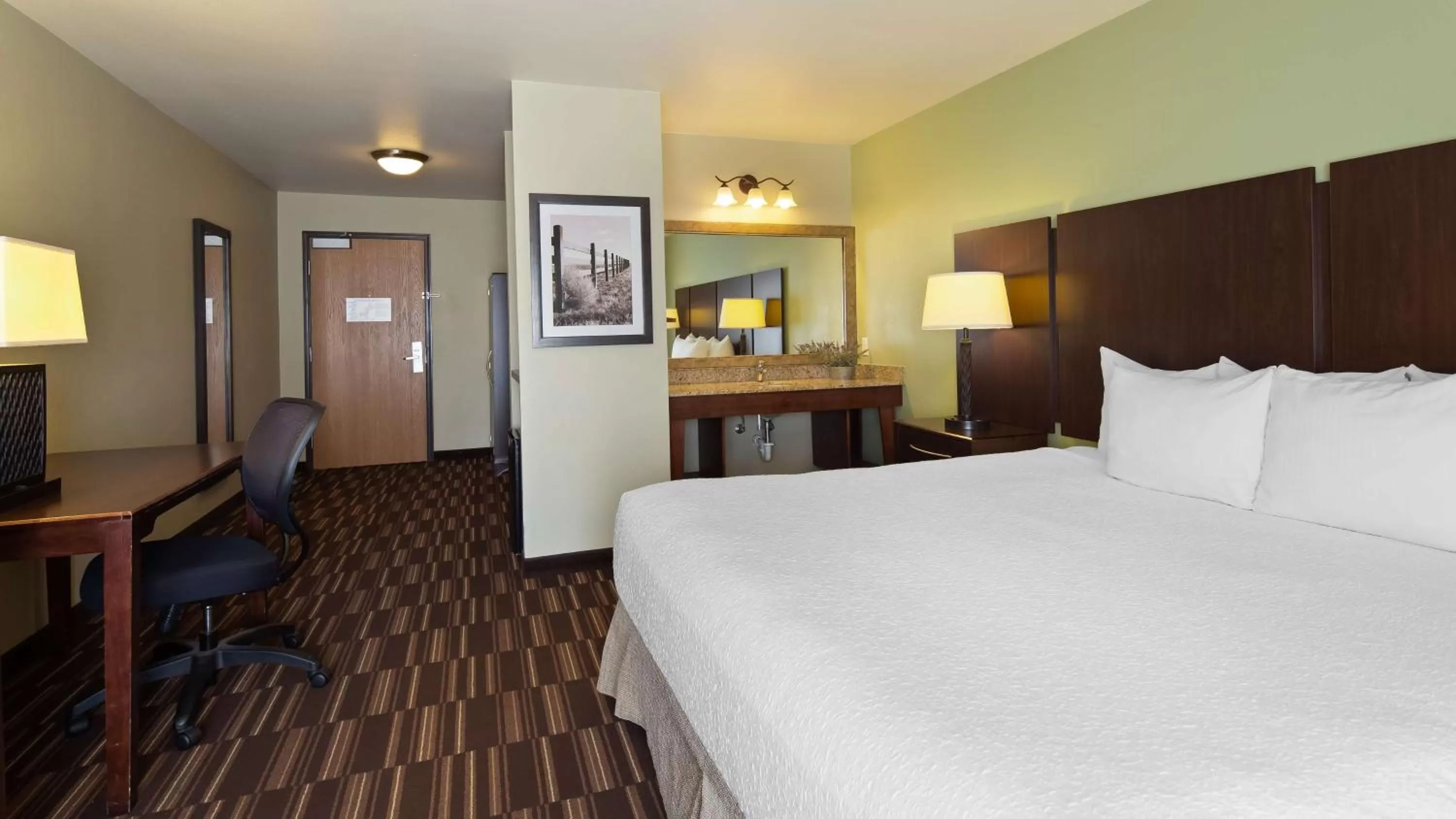 King Room with Roll-In Shower - Mobility Access/Communication Assistance in Best Western Sundowner