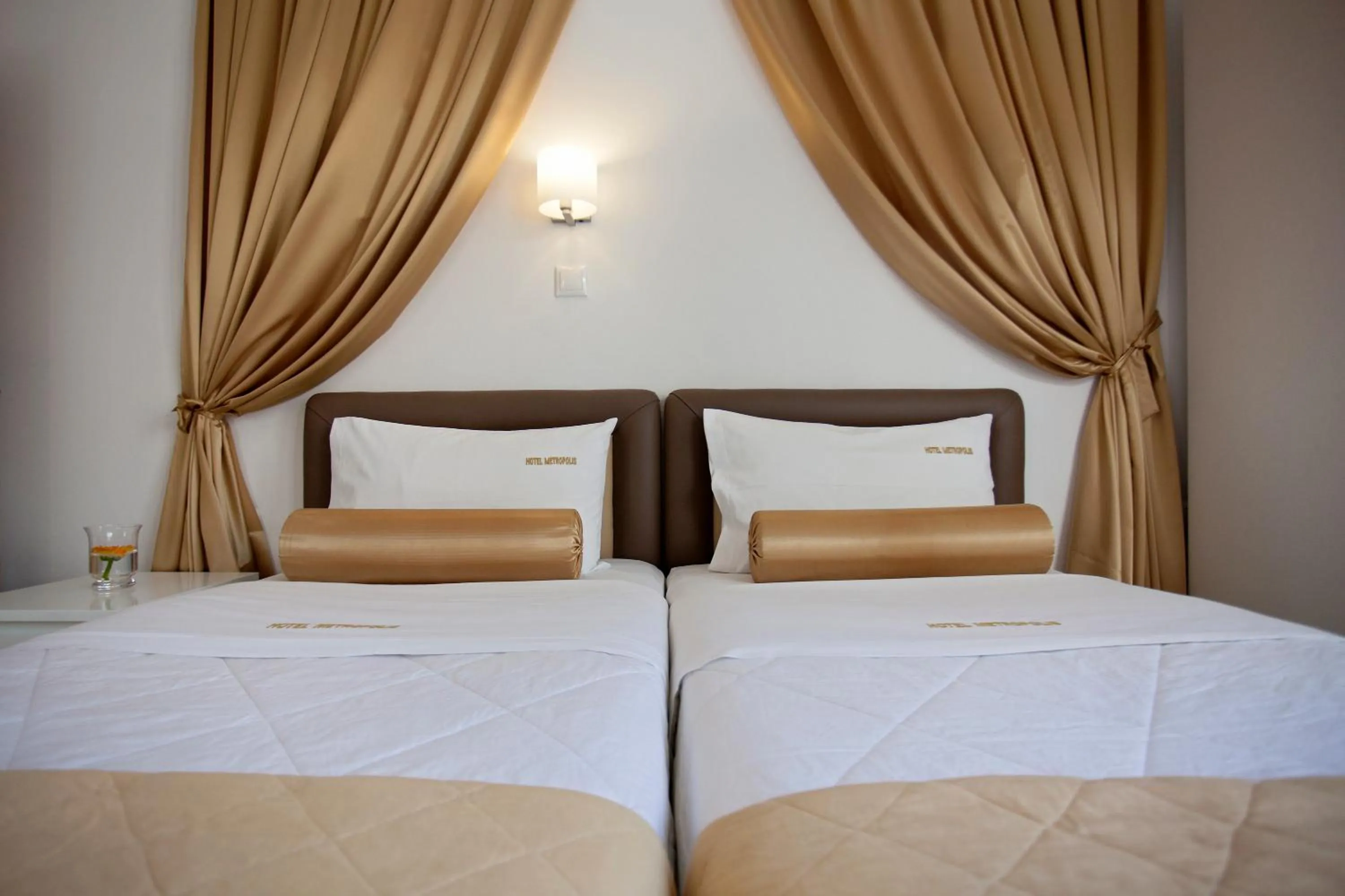 Triple Room in Metropolis Hotel