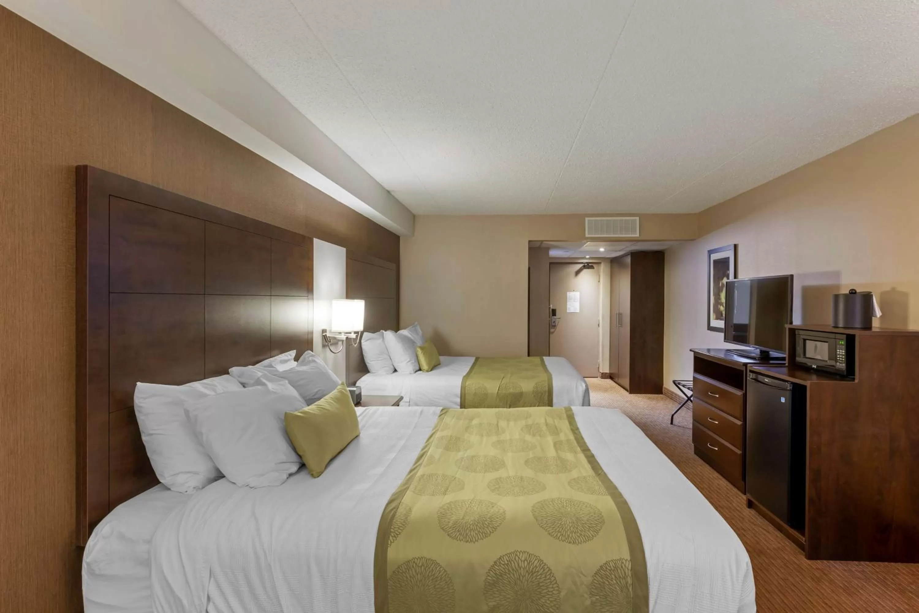 Queen Room with Two Queen Beds and Atrium View in Best Western Plus Leamington Hotel & Conference Centre