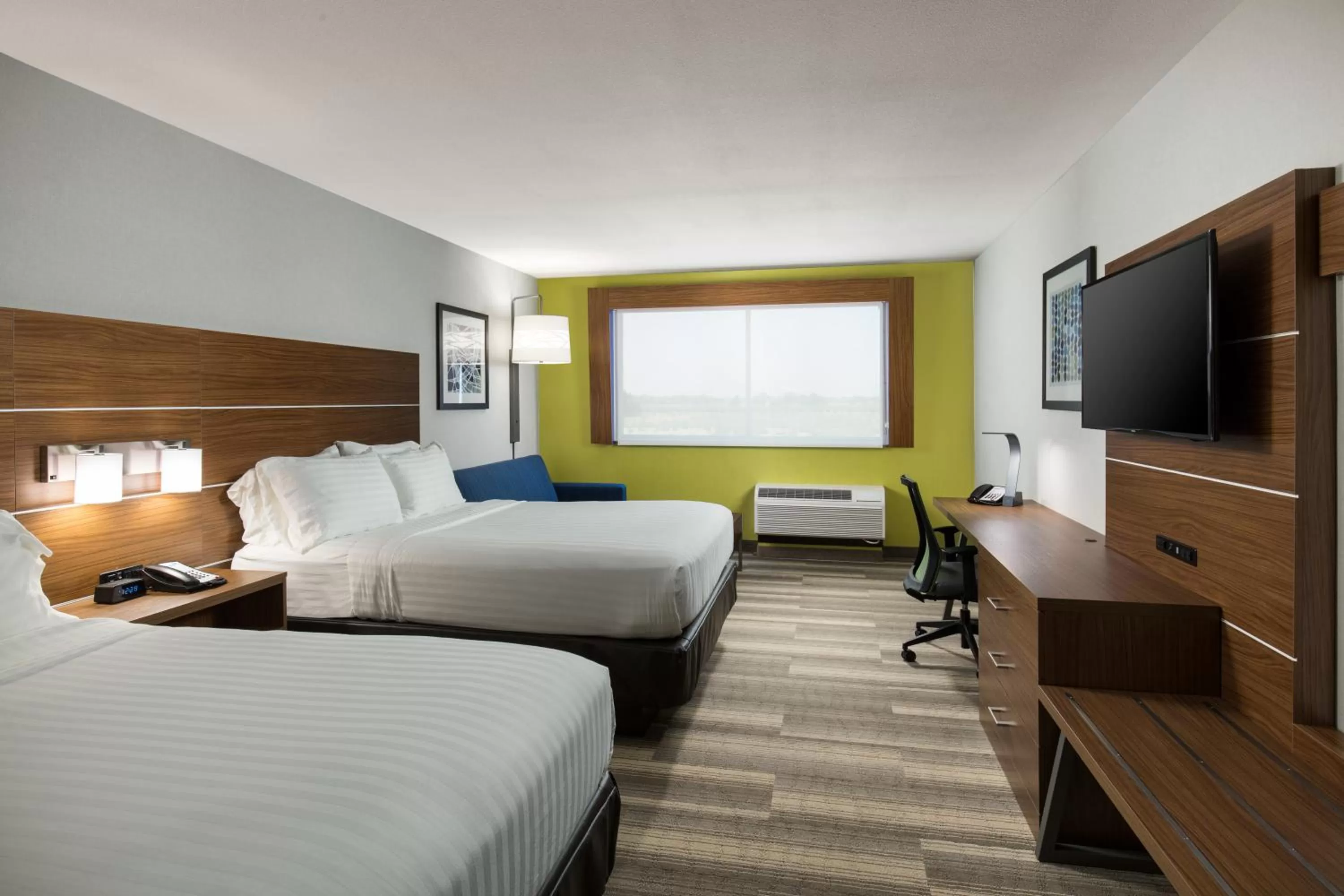 Standard Queen Room with Two Queen Beds in Holiday Inn Express Visalia-Sequoia Gateway Area by IHG