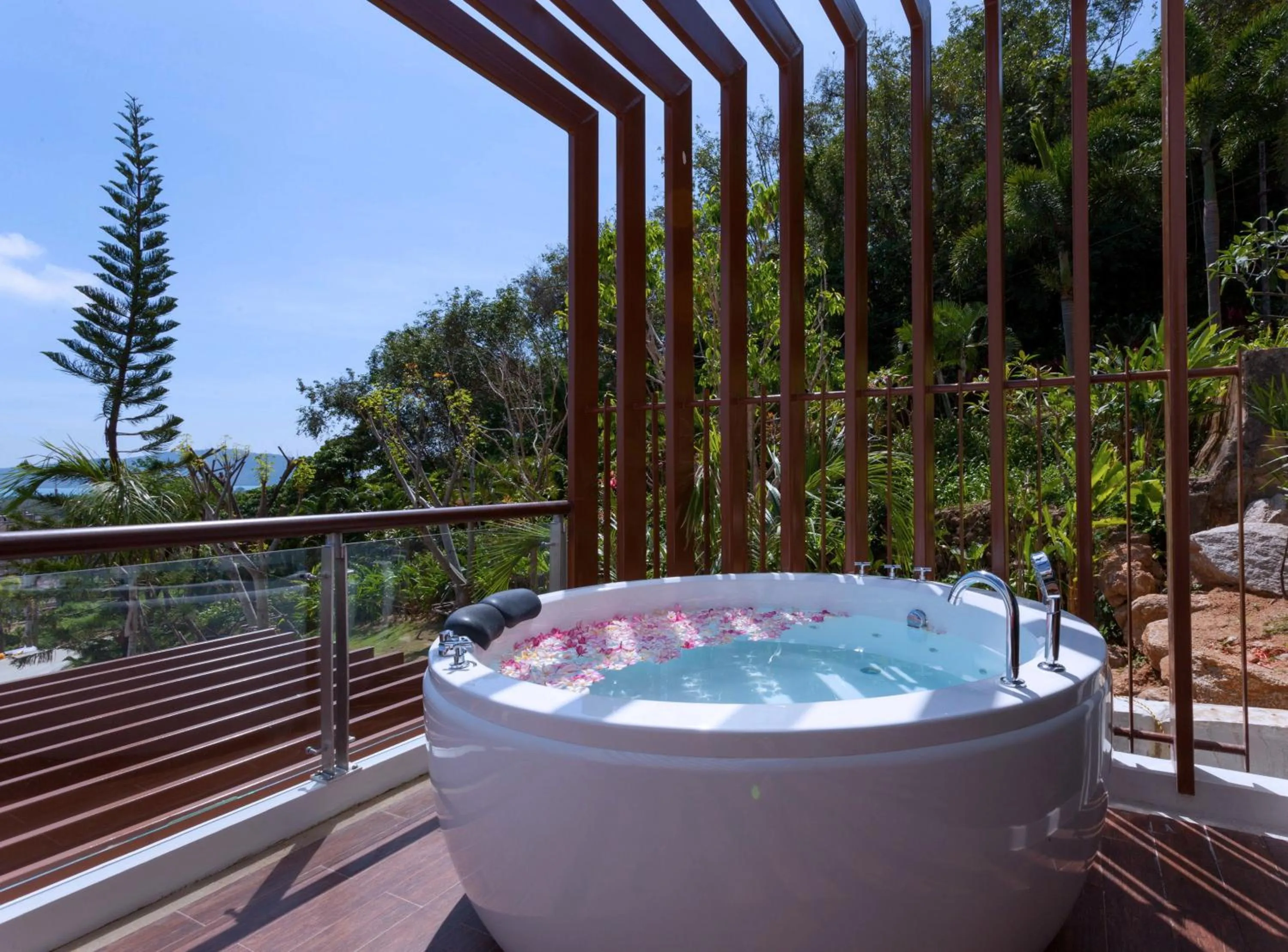 Junior Suite with Spa Bath in Chalong Chalet Resort
