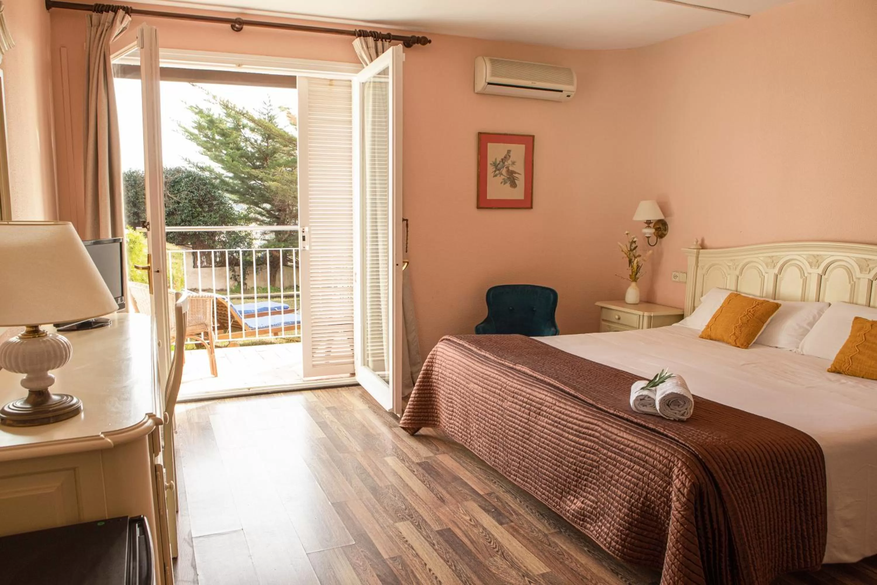 Comfort Double or Twin Room with Partial Sea View  in Hotel Roger de Flor by Seleqtta