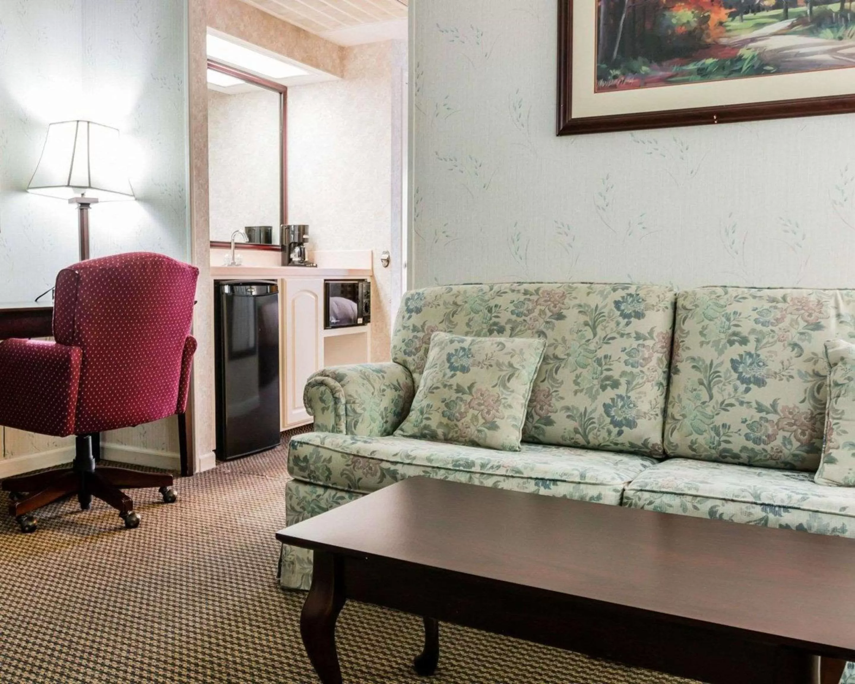 King Suite in Econo Lodge & Suites Grand Rapids Airport
