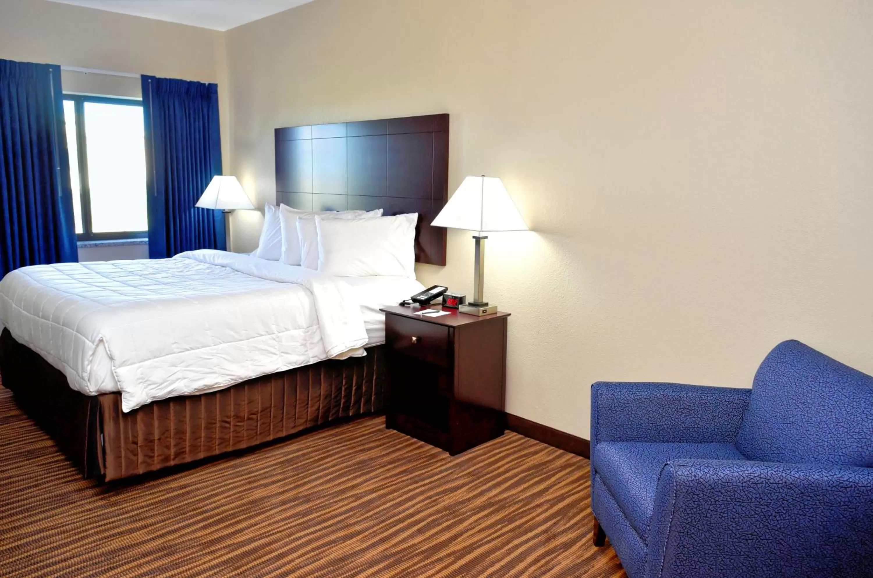 King Room with Roll-In Shower - Disability Access in Cobblestone Inn & Suites - Monticello
