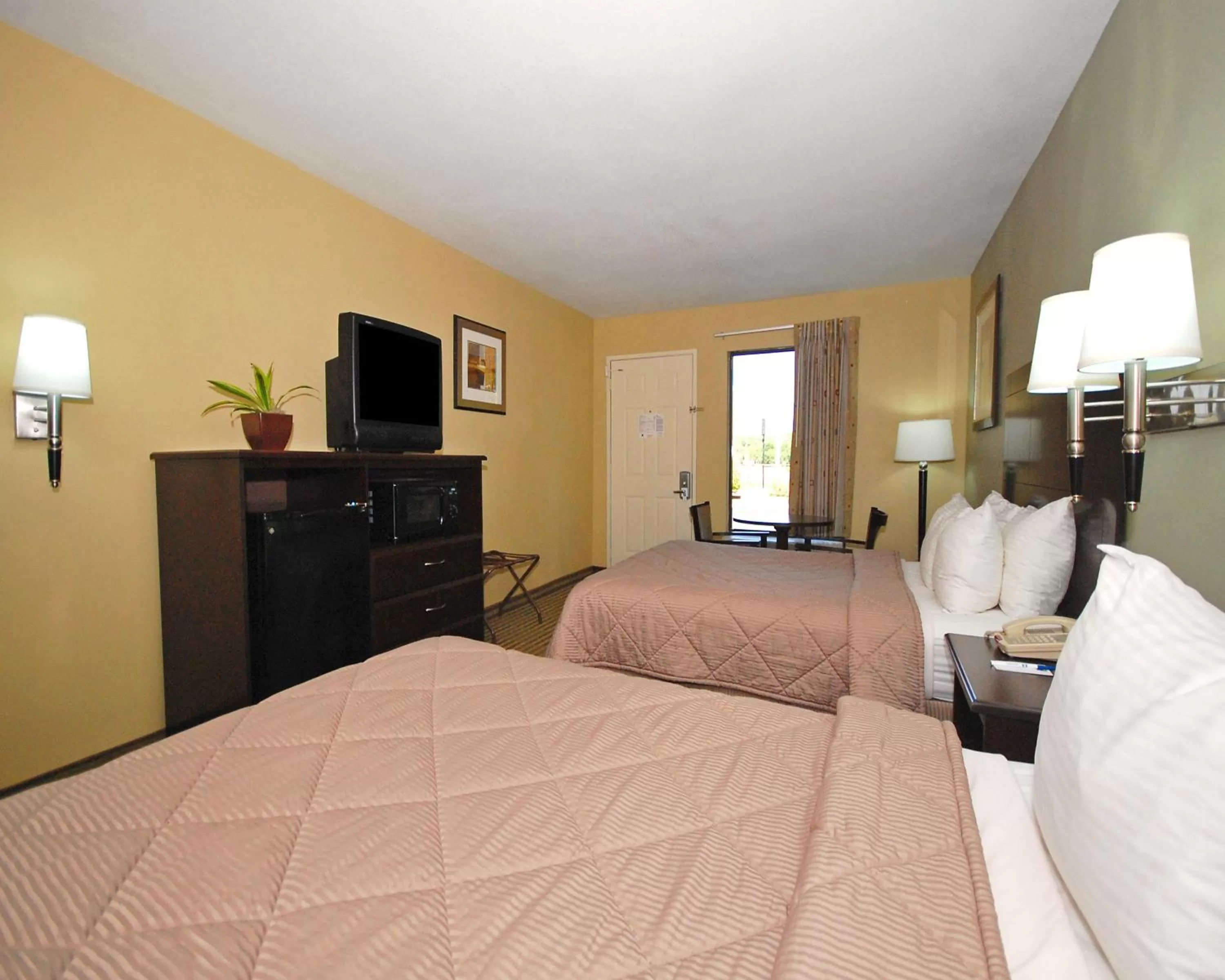 Queen Room - Non-Smoking in Quality Inn Mt Pleasant