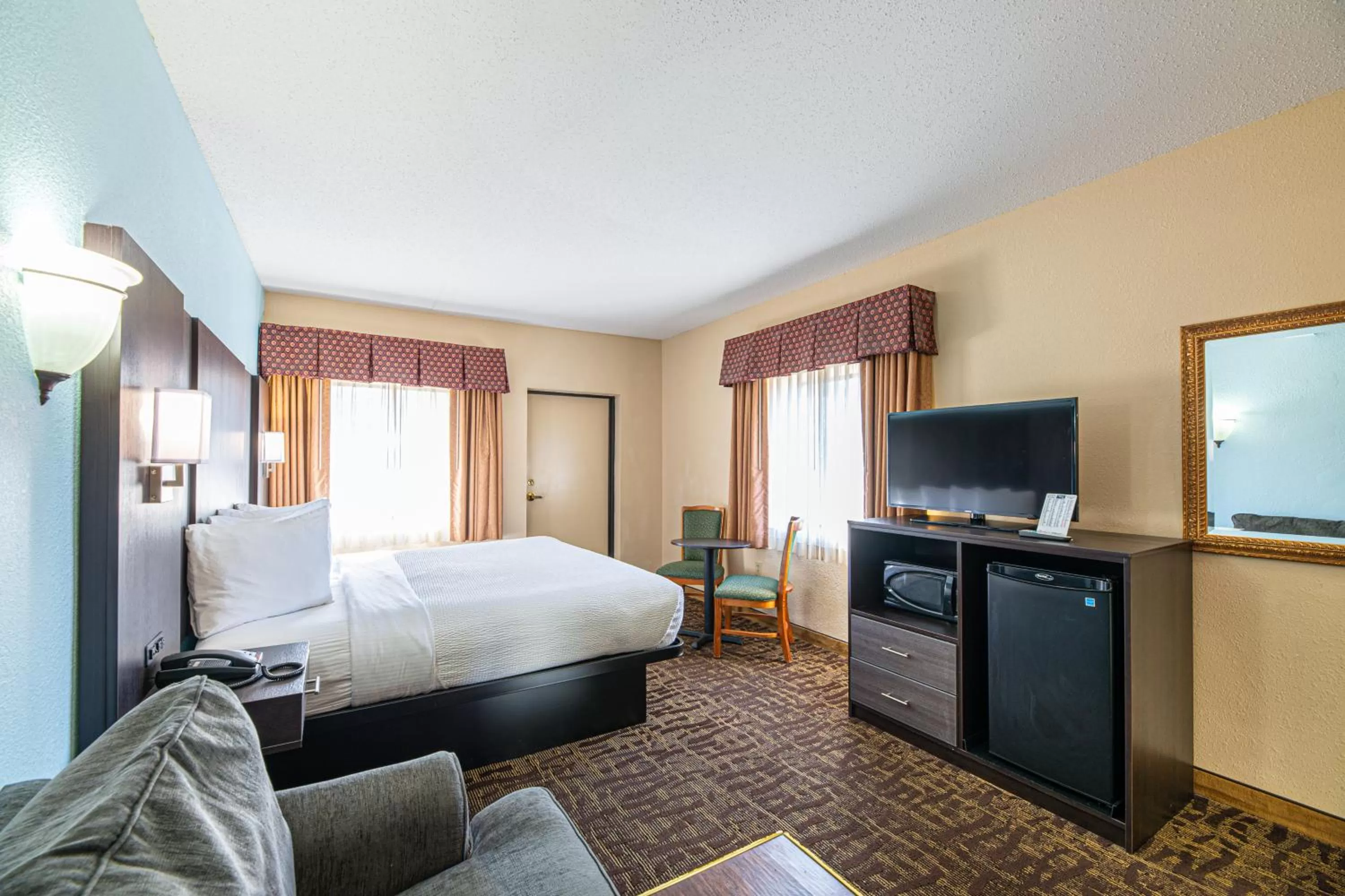 King Room with Balcony in River Bend Inn - Pigeon Forge