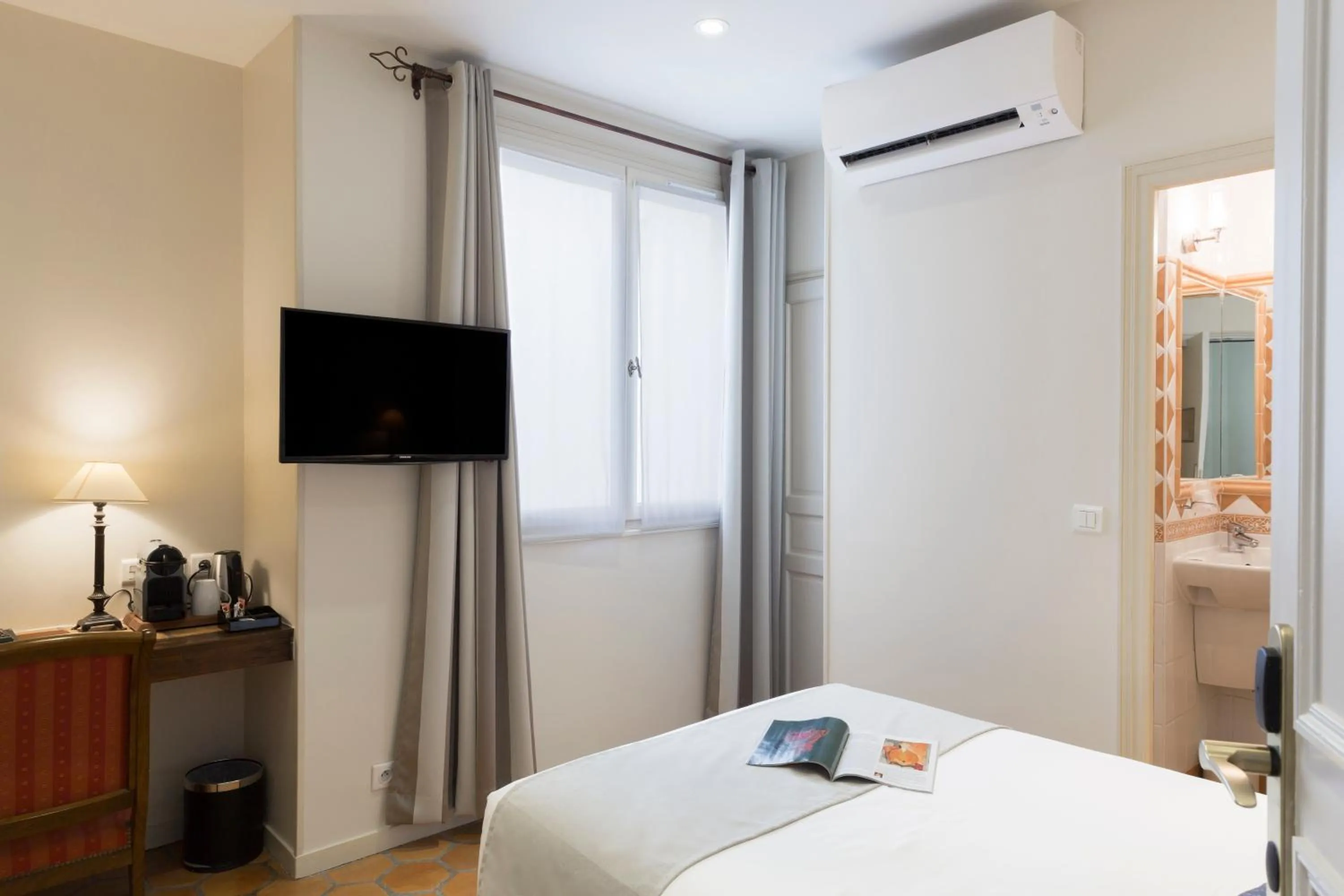Economic Single Room in Hotel Mogador