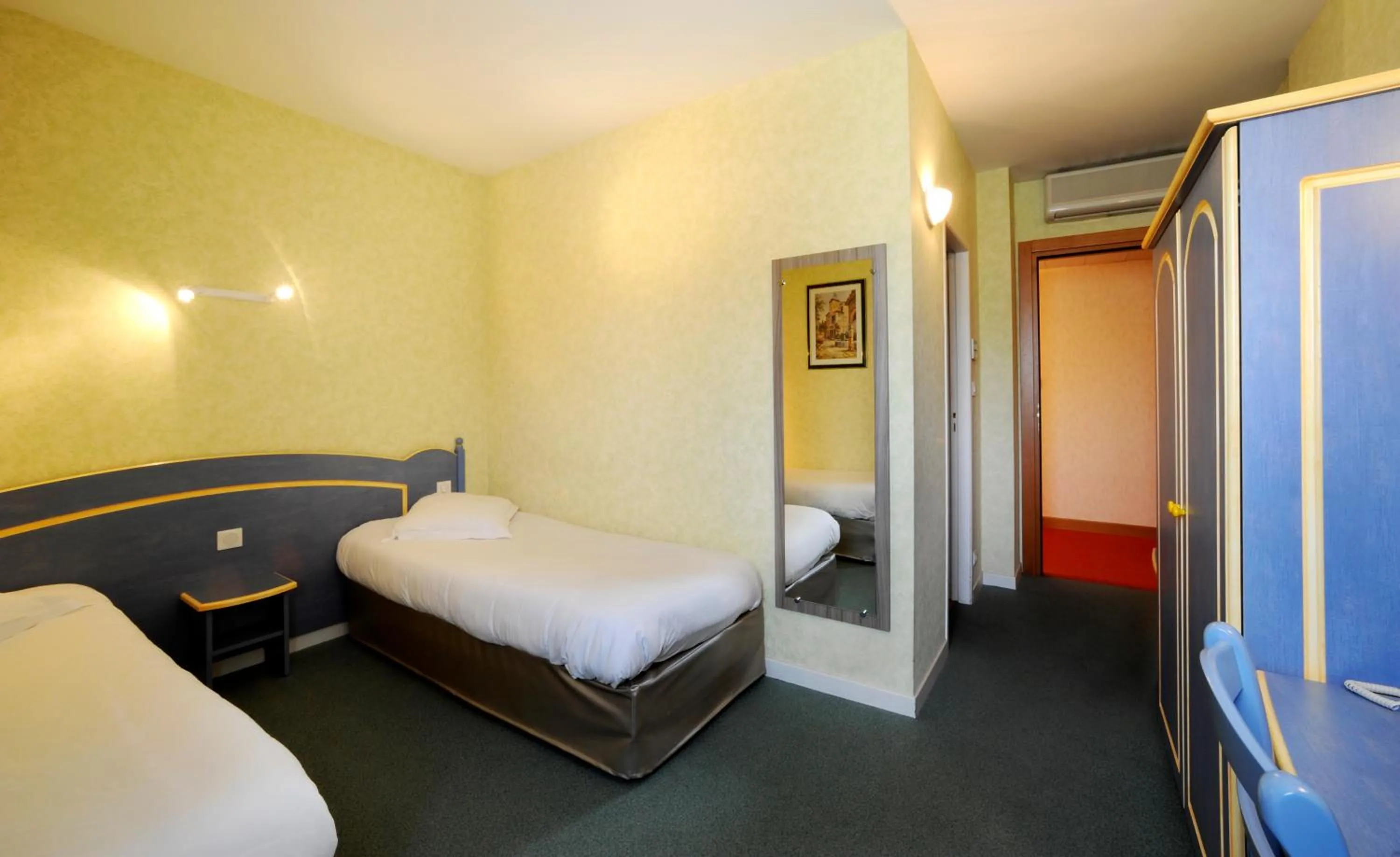 Twin Room in Comfort Hotel Saintes
