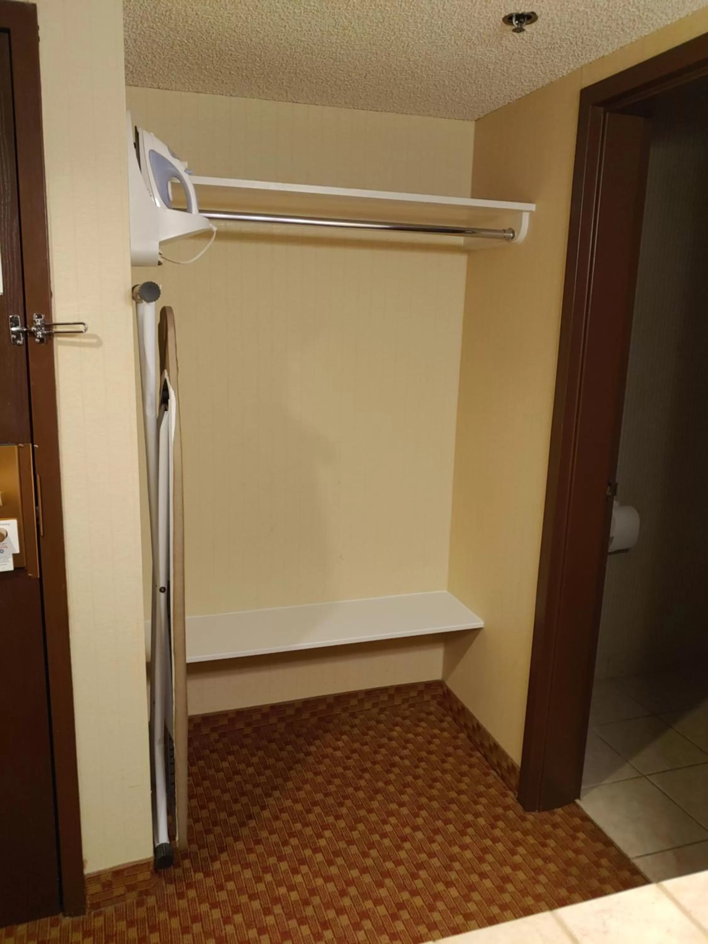 Deluxe King  in SureStay Plus Hotel by Best Western Reno Airport